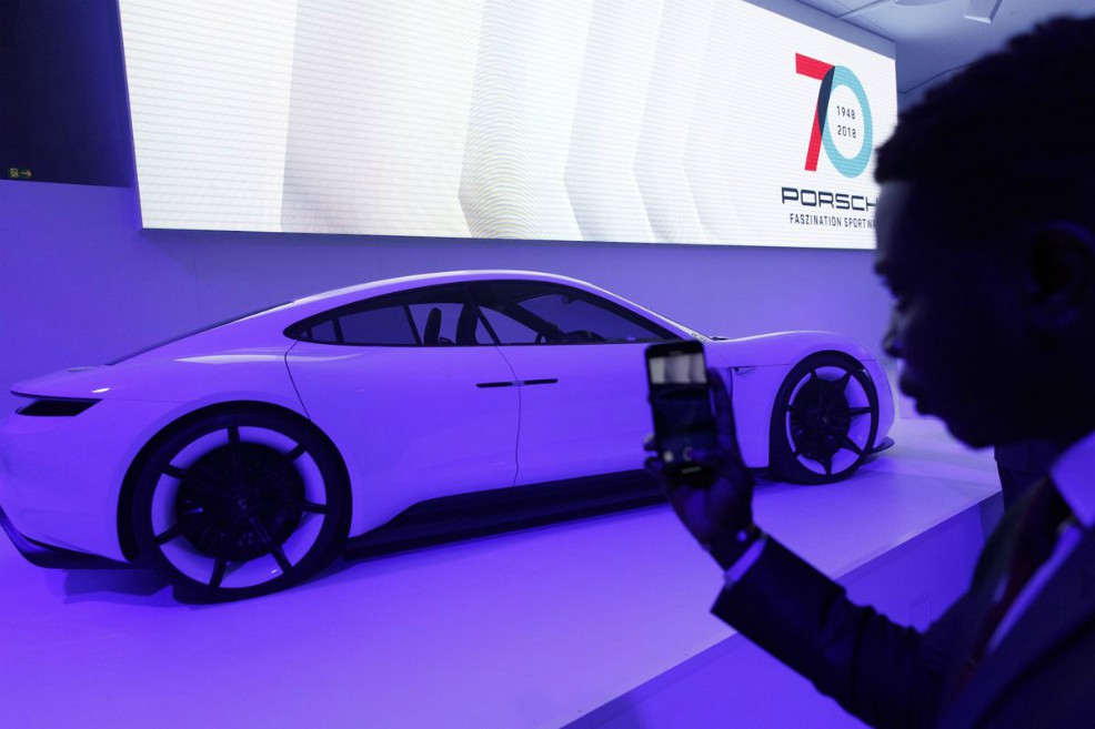 Nuevo auto eléctrico de Porsche tendrá recarga superrápida