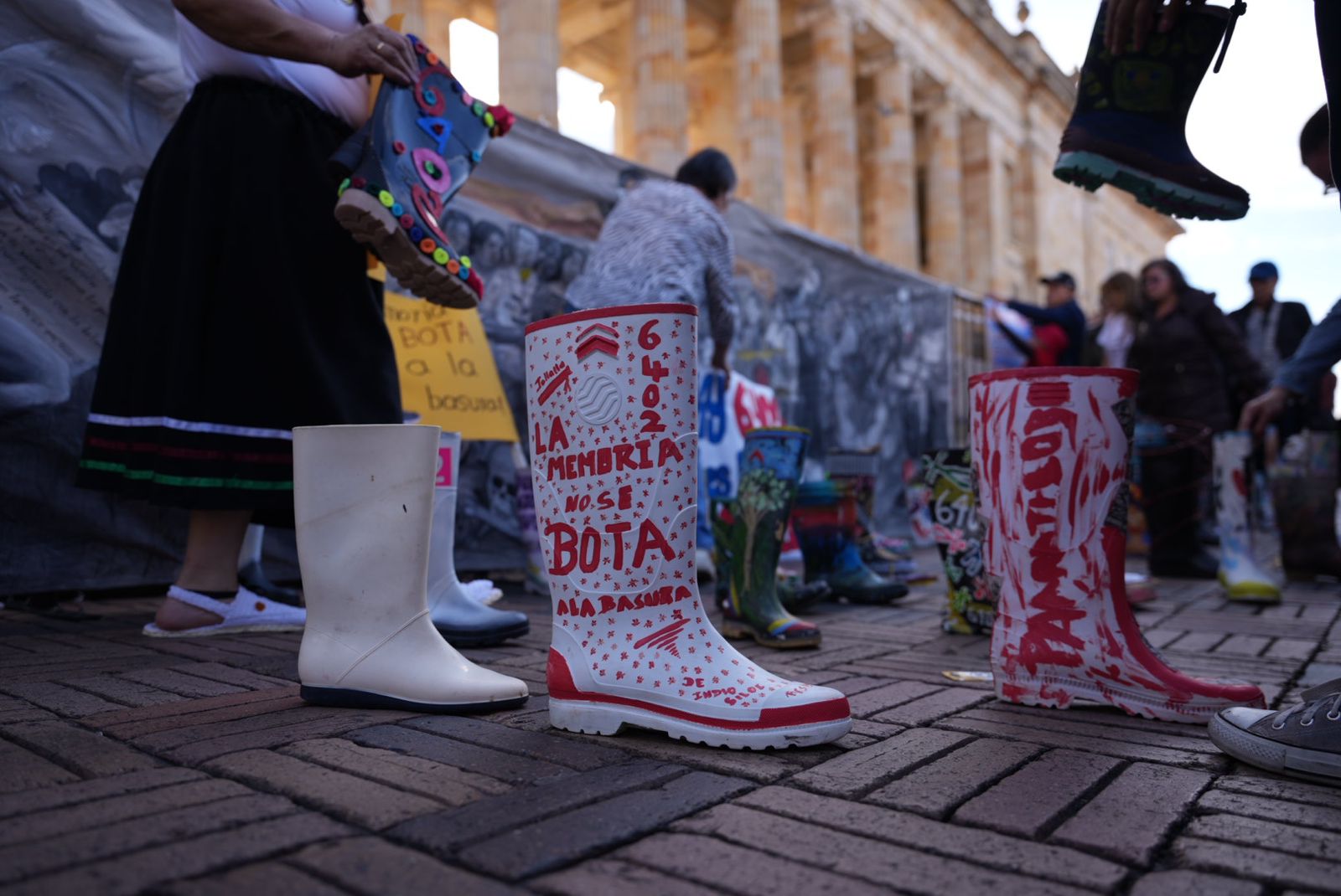 Foto de una de las botas que fueron decoradas con la leyenda "La memoria no se bota".