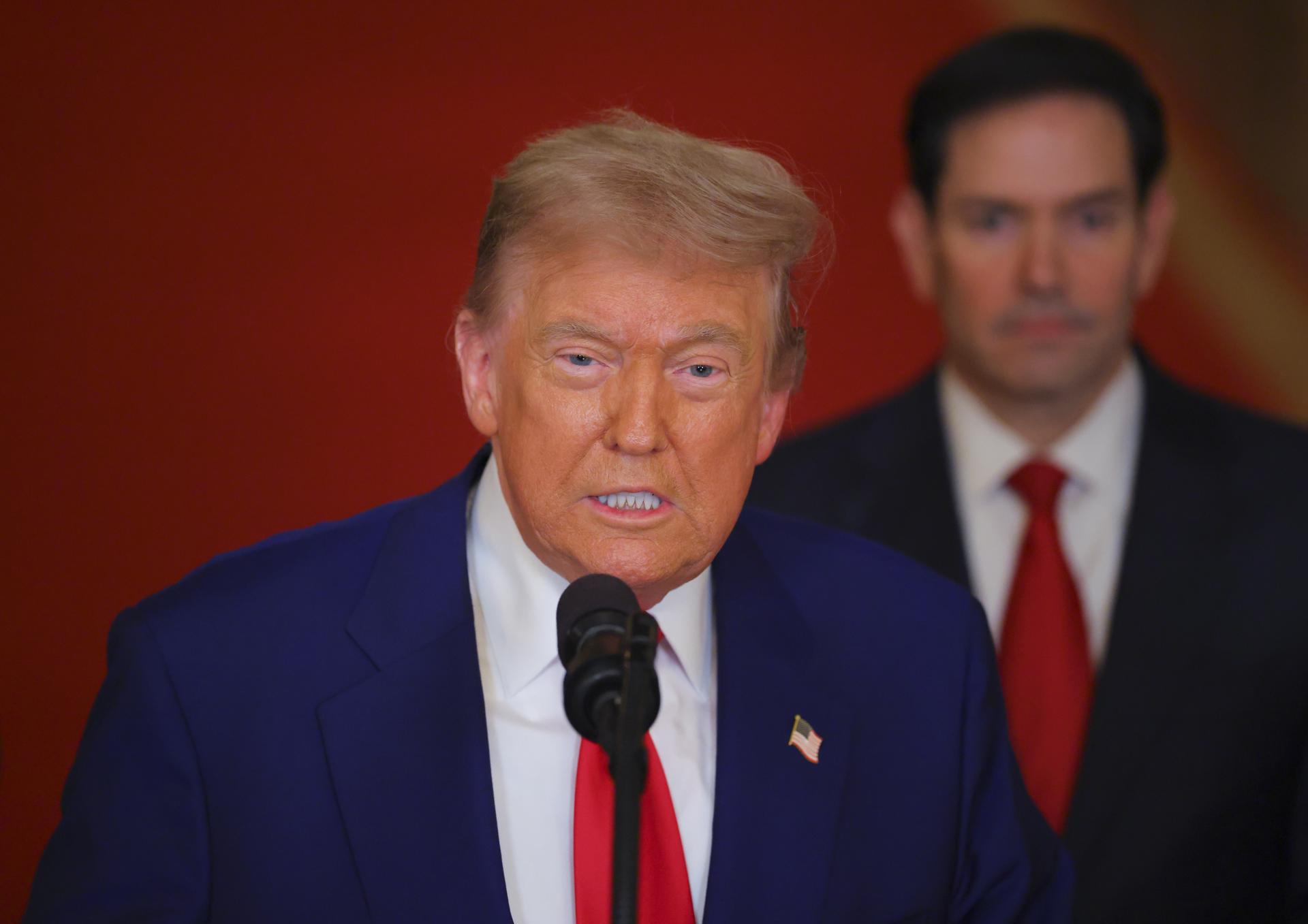 Washington (United States), 22/06/2025.- US President Donald Trump delivers an address to the nation at the White House in Washington, DC, USA, 21 June 2025, following US strikes on Iran's nuclear facilities. US Secretary of State Marco Rubio (R) is seen. EFE/EPA/Carlos Barria / POOL
