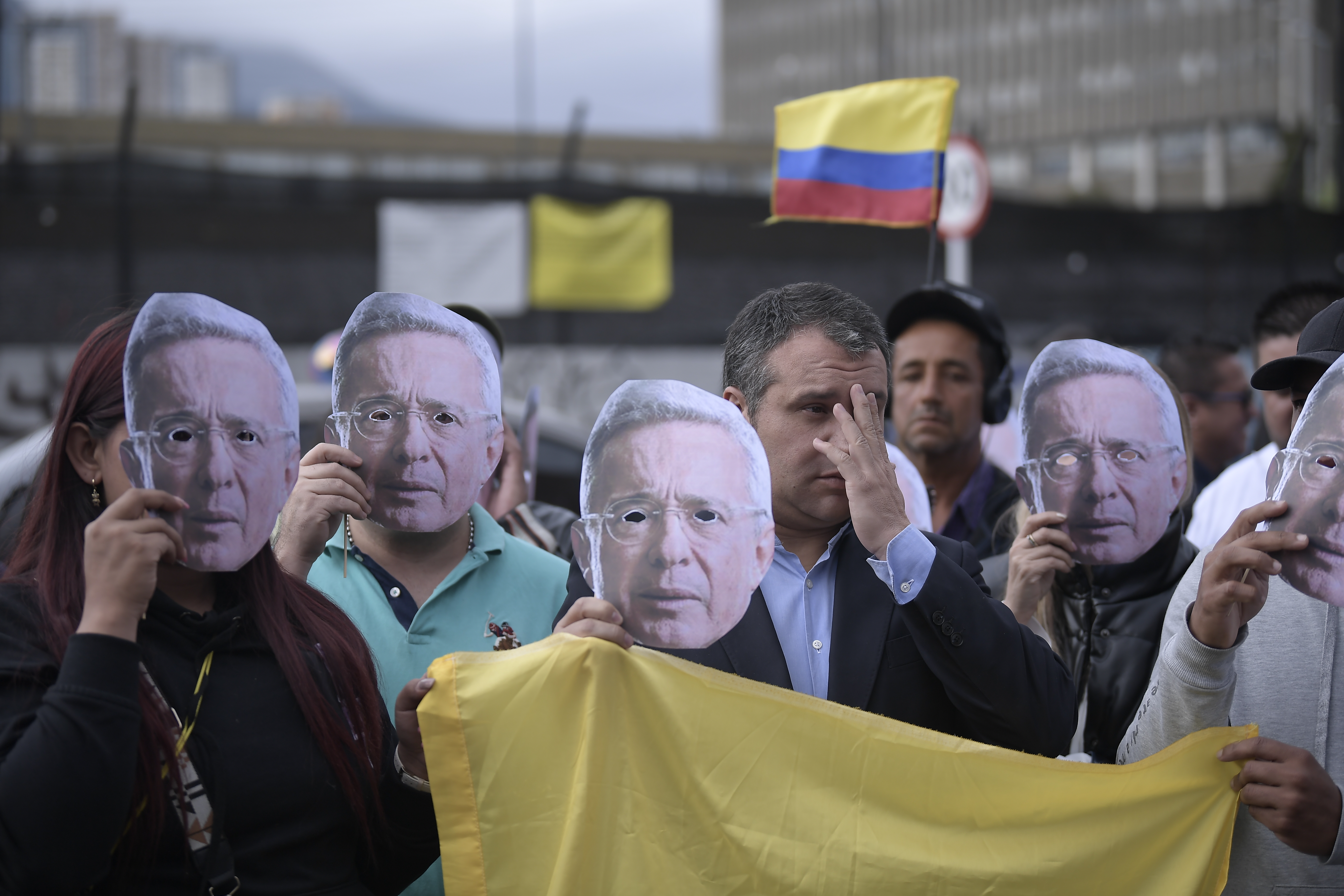 Manifestaciones a favor y en contra de Álvaro Uribe Vélez, en el día en que se conoce el sentido del fallo del juicio que se adelanta en su contra, proceso que se realiza en el complejo judicial de Paloquemao, en Bogotá
