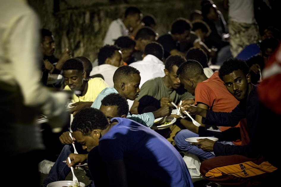 Estaciones de tren italianas, improvisados campamentos para inmigrantes