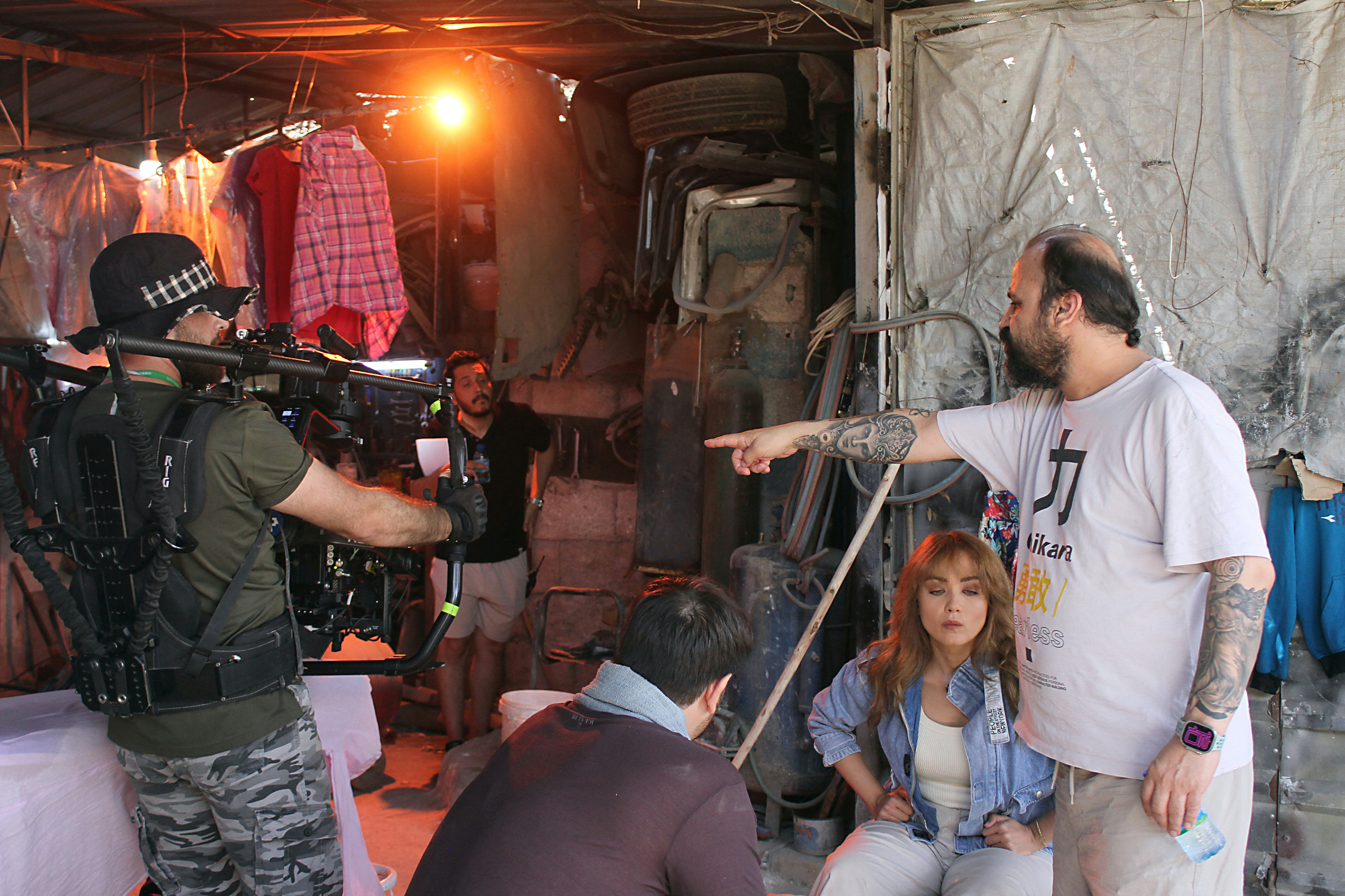 El director Mohamad Abdul Aziz  dándole instrucciones a los actores durante el rodaje de "La familia del rey".