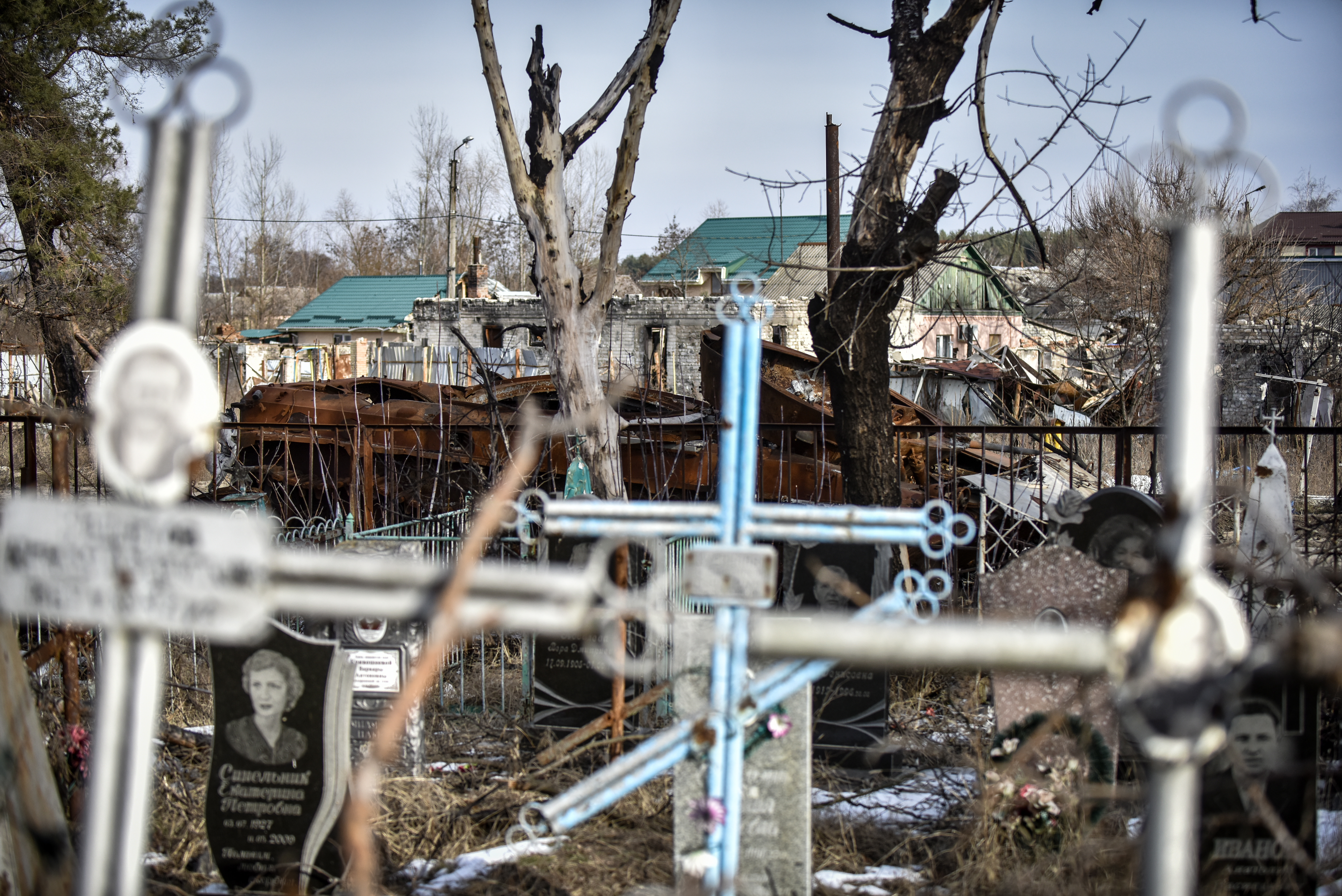Sviatohirsk (Ukraine), 24/02/2023.- A destroyed Russian APC lies among graves at a cemetery in Sviatohirsk, Donetsk region, eastern Ukraine, 24 February 2023. Russian troops entered Ukrainian territory on 24 February 2022, starting a conflict that has provoked destruction and a humanitarian crisis. One year on, fighting continues in many parts of the country. (Rusia, Ucrania) EFE/EPA/OLEG PETRASYUK