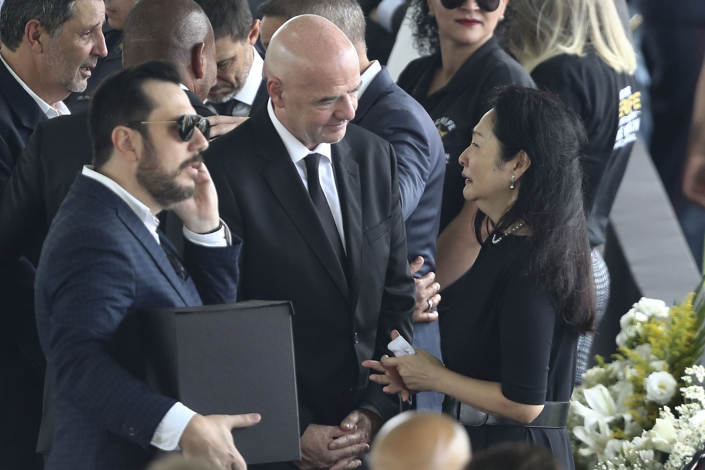 AME3840. SANTOS (BRASIL), 02/01/2023.- El presidente de la FIFA, Gianni Infantino, habla con Marcia Aoki durante el velatorio de Edson Arantes do Nascimento 'Pelé' hoy, en el estadio Vila Belmiro en la ciudad de Santos (Brasil). Varios aficionados al fútbol brasileños pasaron la noche guardando fila para acudir este lunes al velatorio de Pelé, fallecido el pasado jueves a los 82 años. EFE/ Sebastião Moreira