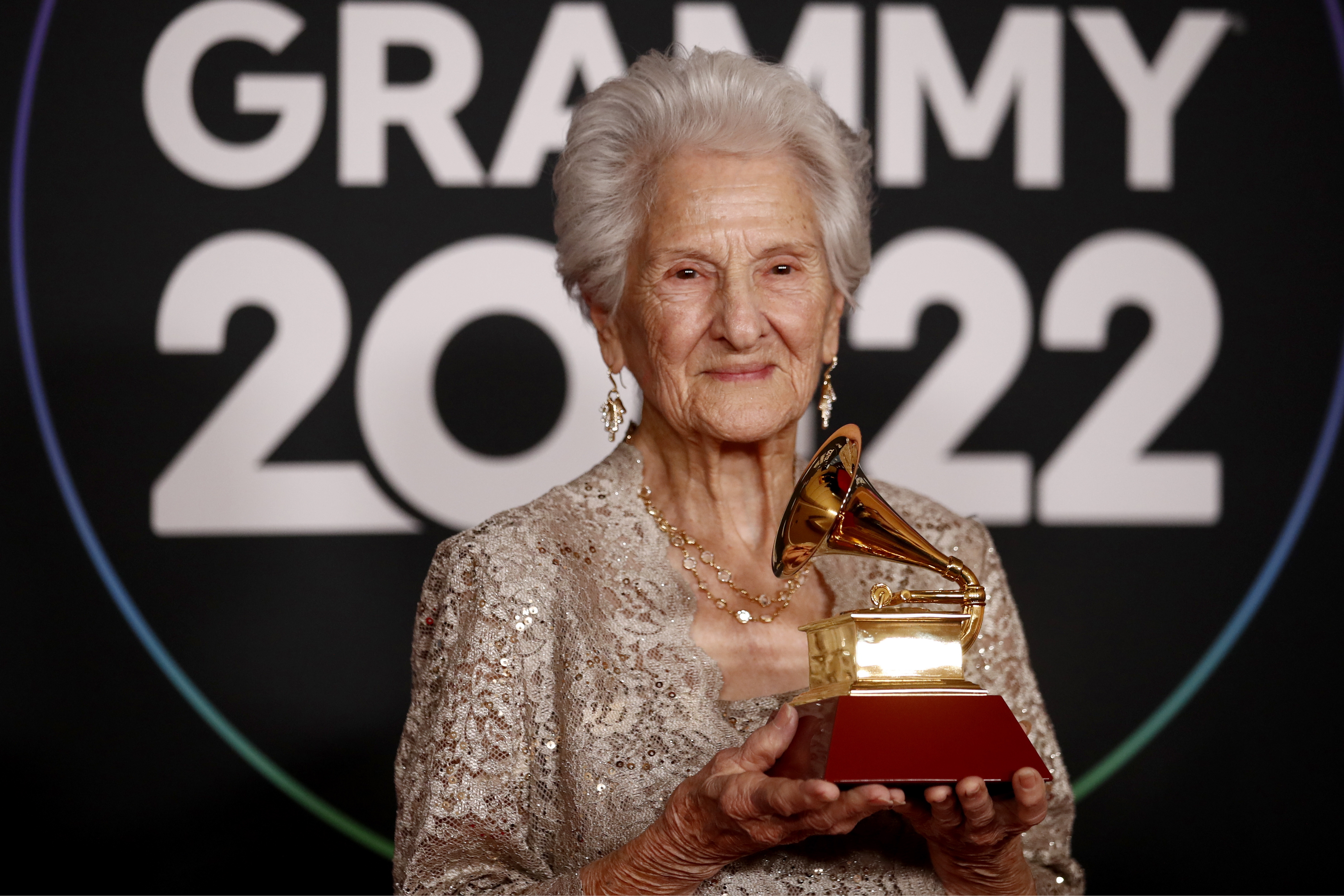 Las Vegas (United States), 18/11/2022.- Angela Alvarez holds the award for Best New Artist in the press room during the 23rd Annual Latin Grammy Awards ceremony at the Michelob Ultra Arena at Mandalay Bay in Las Vegas, Nevada, USA, 17 November 2022. The Latin Grammy Awards recognize artistic and/or technical achievement, not sales figures or chart positions, and the winners are determined by the votes of their peers-the qualified voting members of the academy. (Estados Unidos) EFE/EPA/CAROLINE BREHMAN