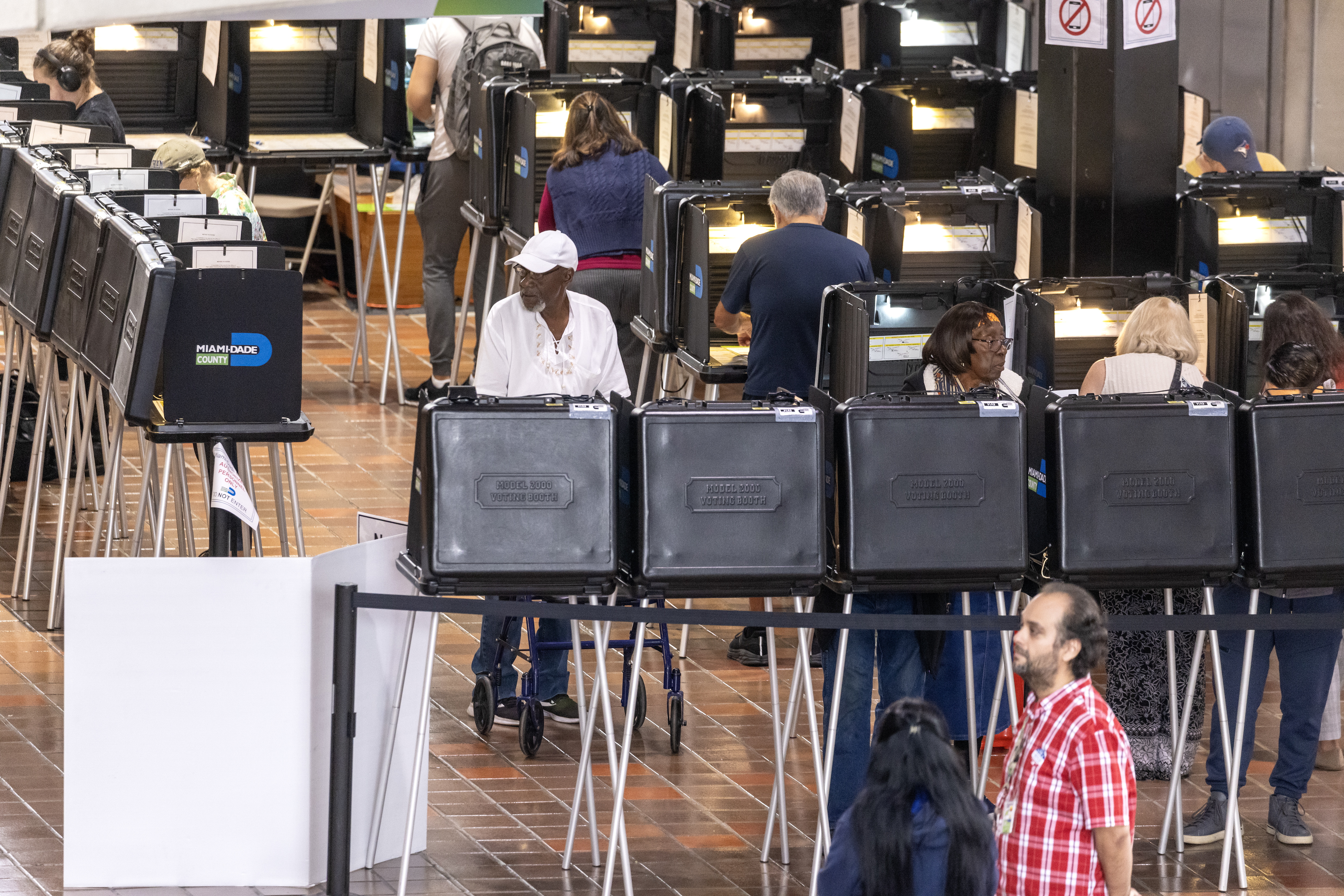 Miami (United States), 21/10/2024.- People vote on Florida's first early voting day for the 2024 presidential election in Florida, at the Government Center in downtown Miami, Florida, USA, 21 October 2024. Voters in Florida can cast their ballots in person for the presidential election, starting on 21 October, avoiding long lines on Election Day on 05 November 2024. EFE/EPA/CRISTOBAL HERRERA-ULASHKEVICH