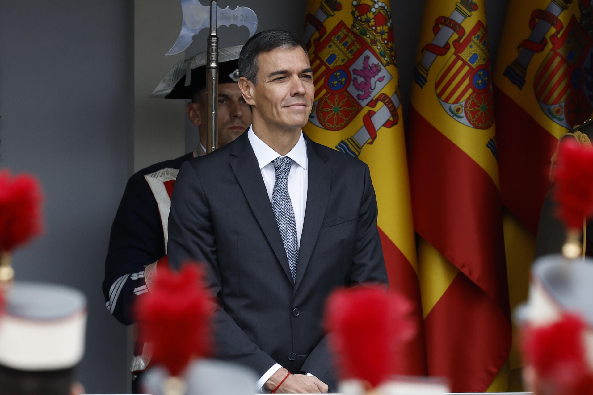 MADRID, 12/10/2025.- El presidente del Gobierno, Pedro Sánchez, durante el desfile de las Fuerzas Armadas con motivo de la Fiesta Nacional este domingo en Madrid. EFE/Chema Moya
