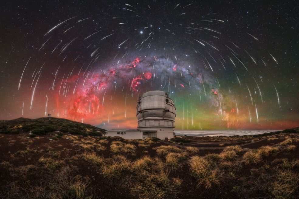 Esta panorámica invernal de la Vía Láctea captura un cielo repleto de meteoros Gemínidas sobre el Gran Telescopio Canarias, el telescopio óptico más grande del mundo. Fue tomada por Uroš Fink.