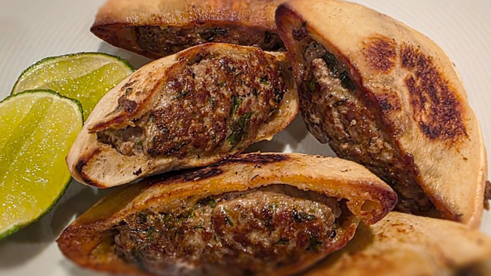 Receta para preparar arayes de res con mayonesa de pepinillos