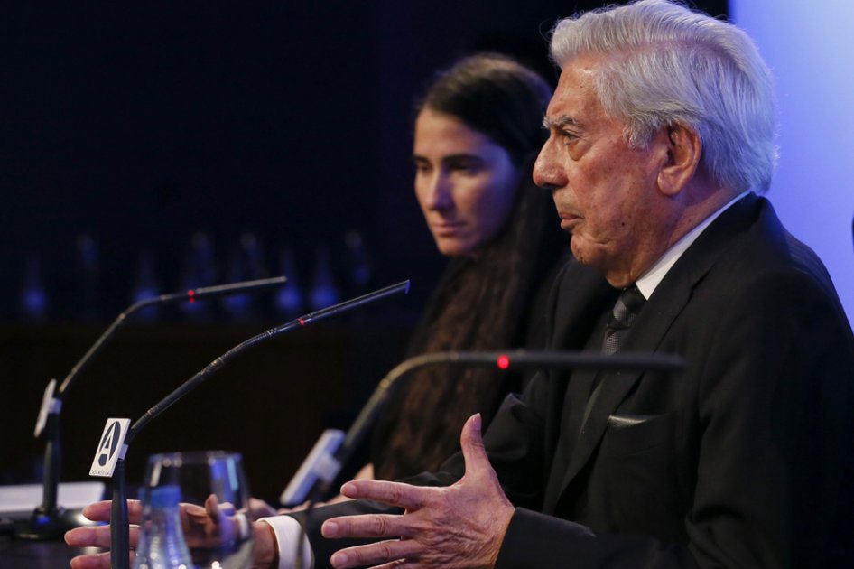 El escritor peruano Mario Vargas Llosa y la bloguera cubana Yoani Sanchez