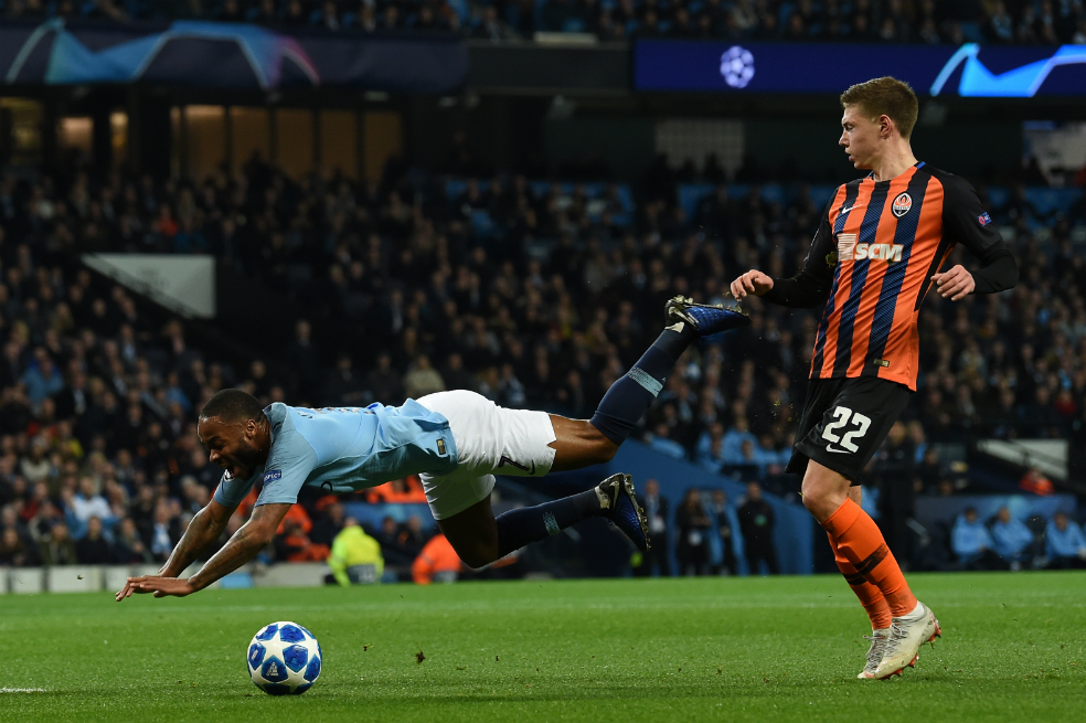 Vea aquí el polémico penal a Sterling en la goleada del City en Champions