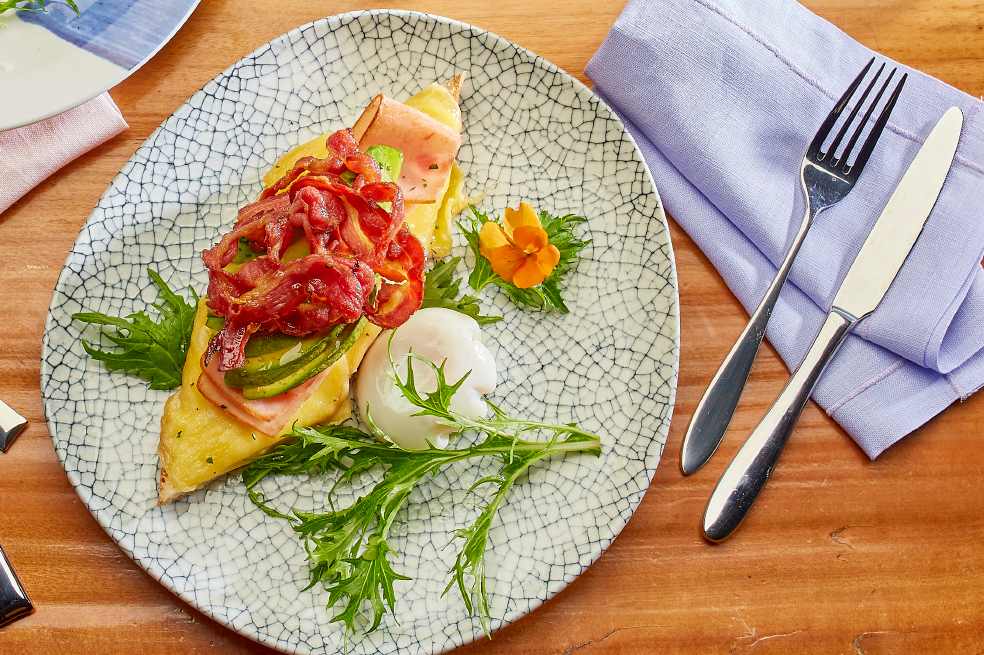 Receta: Tostada con jamón en salsa de queso y huevo poché