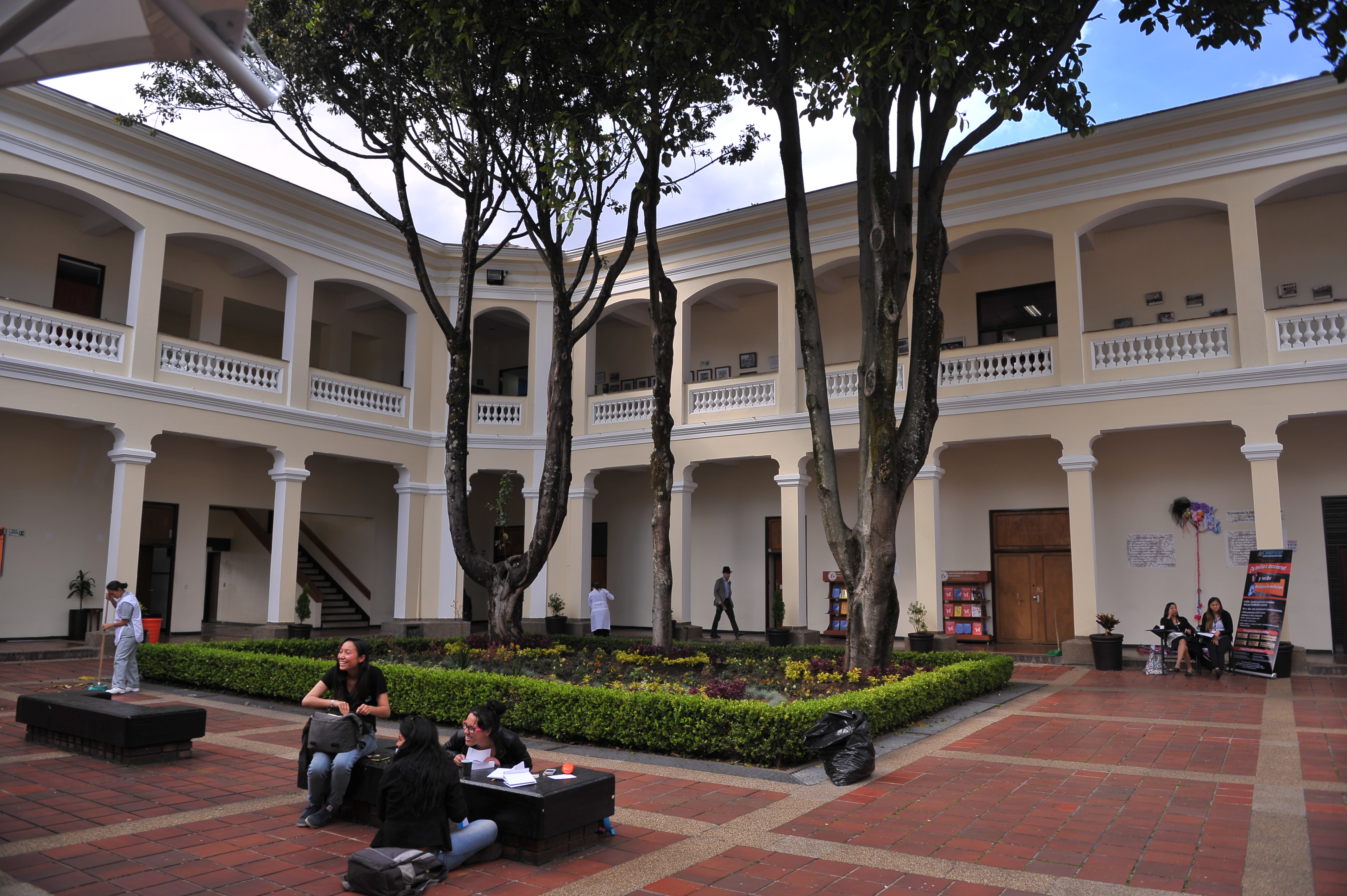 U. Pedagógica implementa estrategia para estudiantes que no han podido graduarse