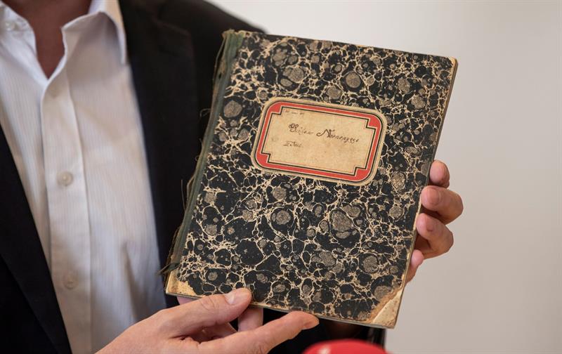 La mayoría de los documentos recuperados ya habían sido publicados por Brod, pero la correspondencia entre los dos amigos y las demás notas, diarios íntimos y reflexiones de Kafka, arrojan una valiosa luz sobre la personalidad de Kafka, estimó Stefan Litt, archivista de la biblioteca y conservador de su colección de ciencias humanas.EFE