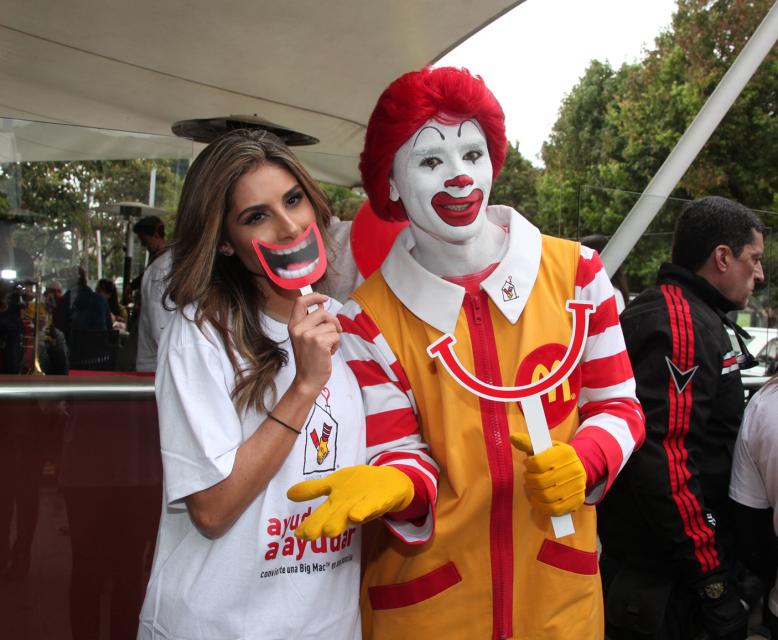 Famosos rompen récord al vender hamburguesas por una buena causa
