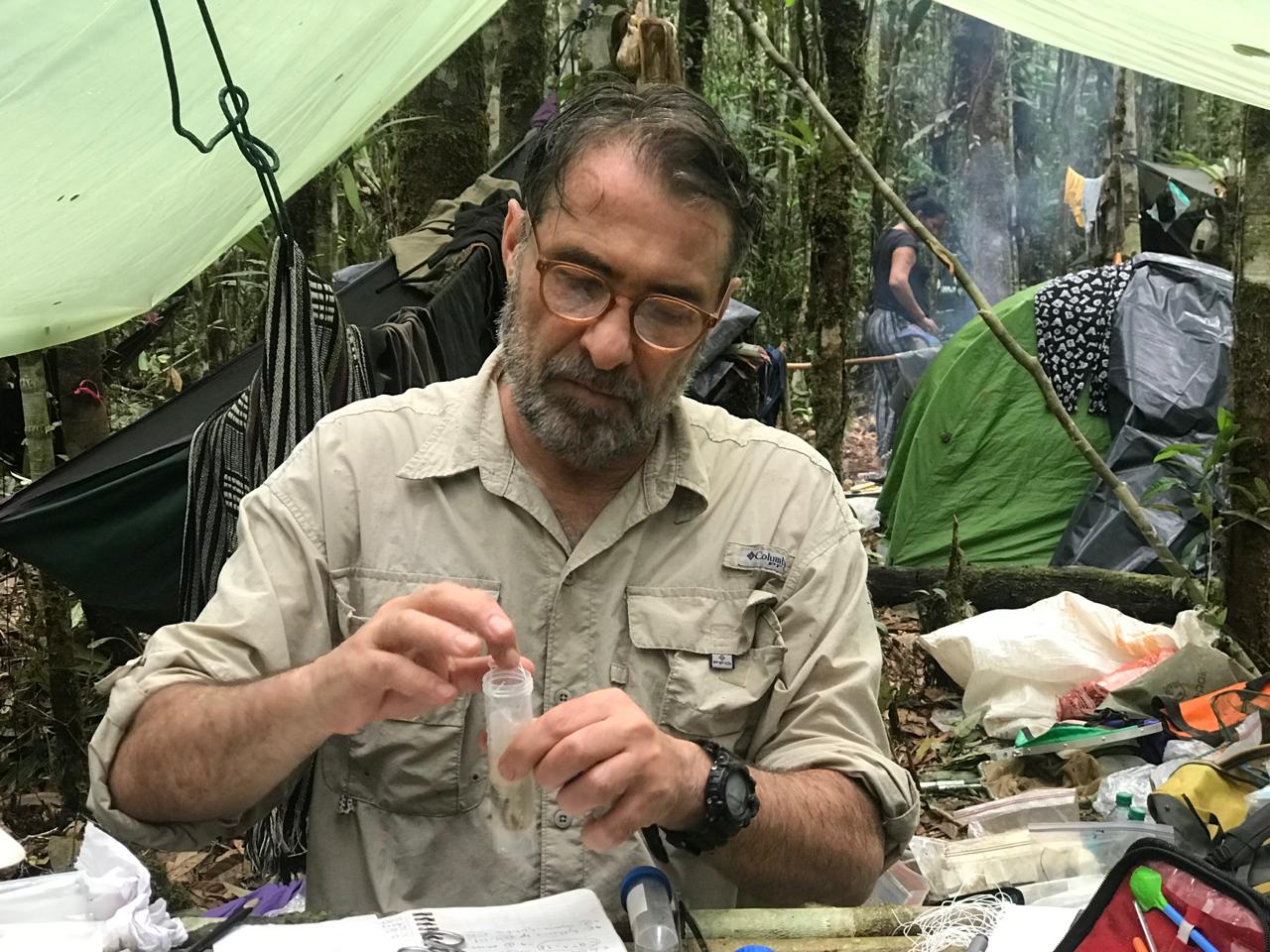 Carlos Lasso en trabajo de campo.
