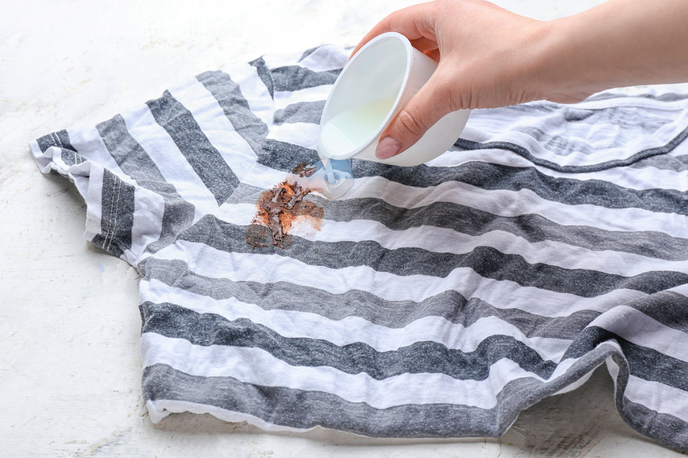 5 trucos para quitar manchas de grasa en la ropa