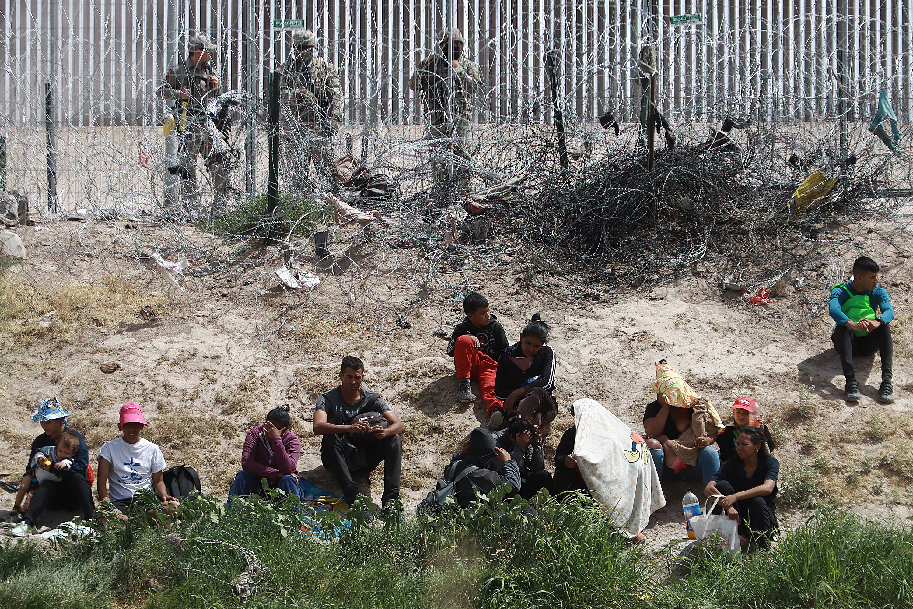 MEX226. CIUDAD JUÁREZ (MÉXICO), 05/06/2024.- Personal de la Guardia Nacional de Texas, resguardan la frontera donde permanecen migrantes el 4 de junio de 2024, en Ciudad Juárez, Chihuahua (México). Tras el anuncio de que Estados Unidos limitará el número de asilos otorgados a migrantes que ingresen irregularmente, y temperaturas cercanas a los 40 grados, los centenares migrantes que esperaban para cruzar en la frontera entre Juárez (Chihuahua) y El Paso (Texas) se retiraron para evitar problemas. EFE/Luis Torres