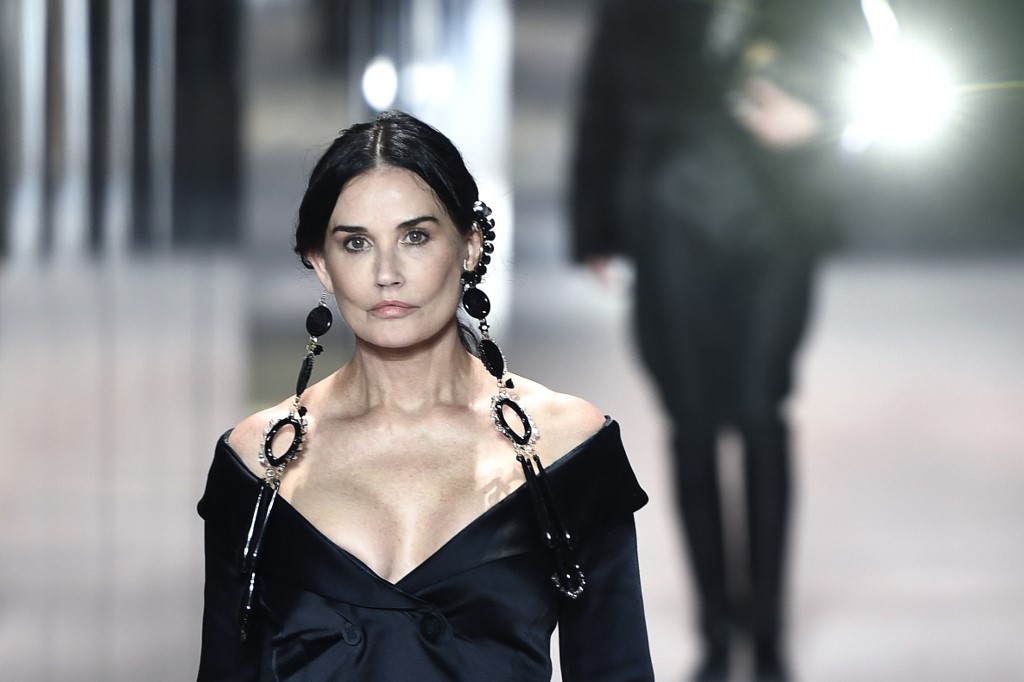 Demi Moore desfila para Fendi y sorprende por su rostro cincelado