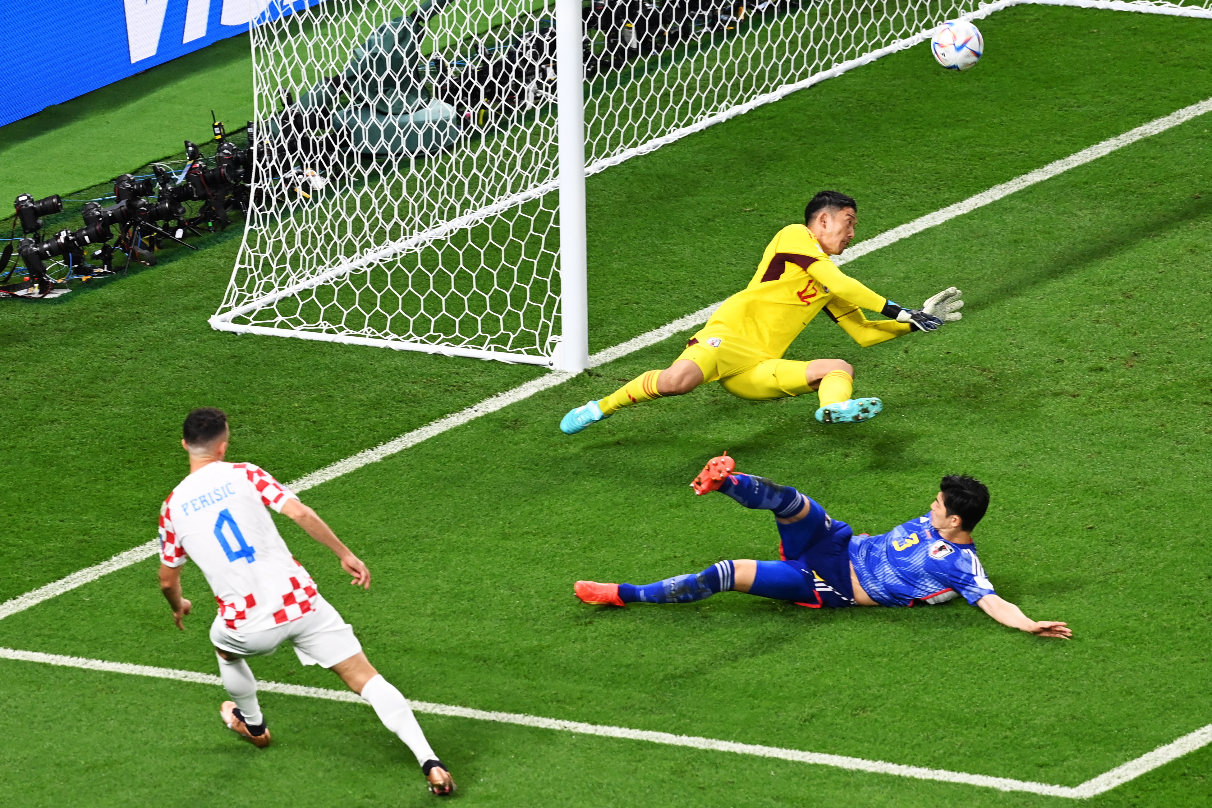 Al Wakrah (Qatar), 05/12/2022.- Goalkeeper Shuichi Gonda makes a save against Ivan Perisic of Croatia (L) during the FIFA World Cup 2022 round of 16 soccer match between Japan and Croatia at Al Janoub Stadium in Al Wakrah, Qatar, 05 December 2022. (Mundial de Fútbol, Croacia, Japón, Catar) EFE/EPA/Georgi Licovski