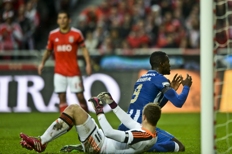 Benfica se lleva el liderato en el duelo ante Porto
