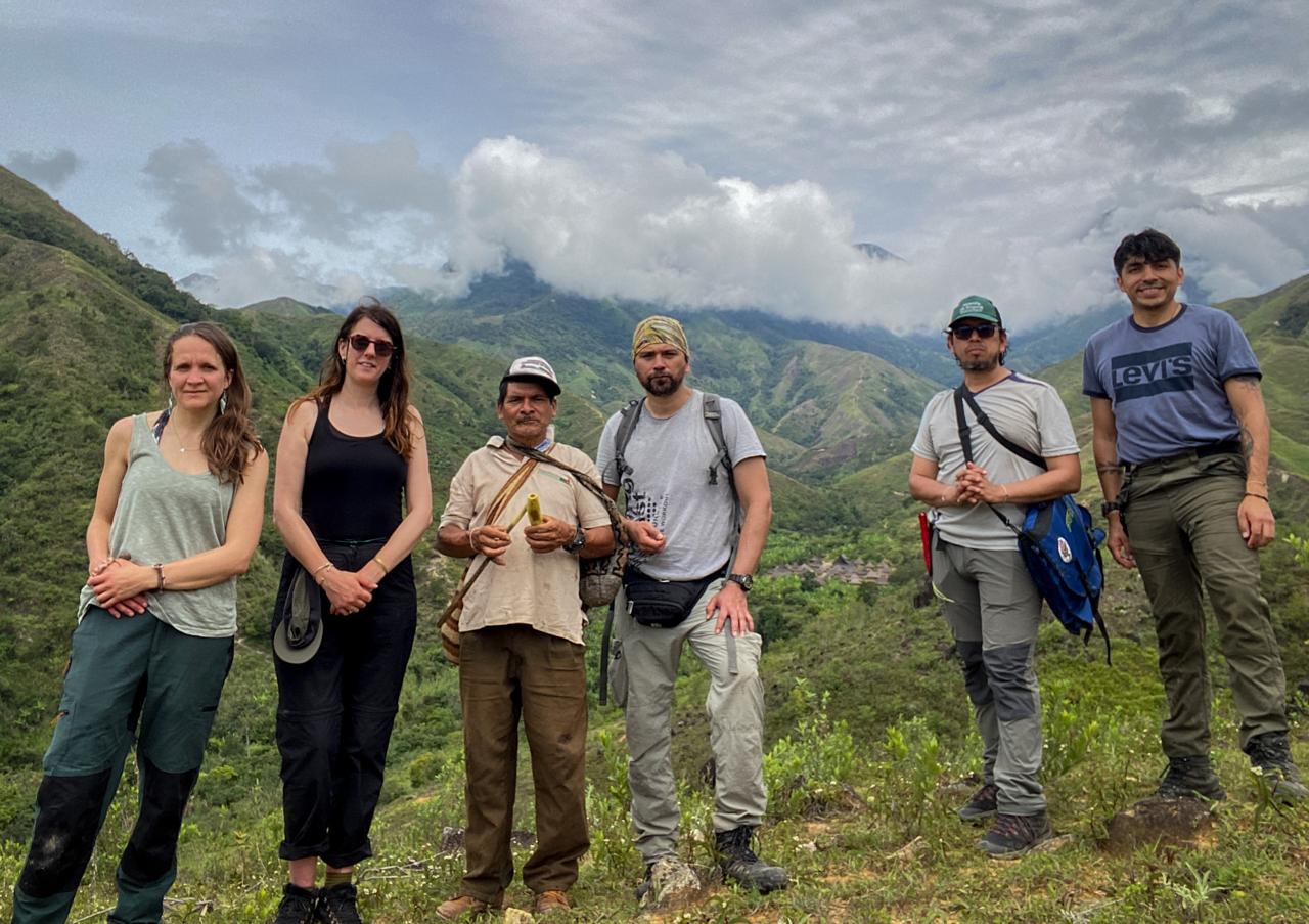 De izquierda a derecha: La doctora Natalia Przelomska (U. de Portsmouth, Reino Unido), la historiadora Kim Walker (Real Jardin Botánico de Kew), el mamo Kankuamo Ismael Caseres Torres, el biologo José Aguilar Sánchez y Boris Villanueva (Jardín Botánico de Bogotá) junto con el doctor Oscar Pérez-Escobar, realizando trabajo de en el contexto del proyecto en la Sierra Nevada de Santa Marta.