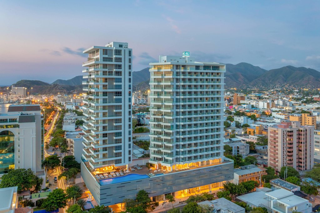AC hotel by Marriott Santa Marta se encuentra localizado en el centro histórico, cultural y empresarial de Santa Marta.