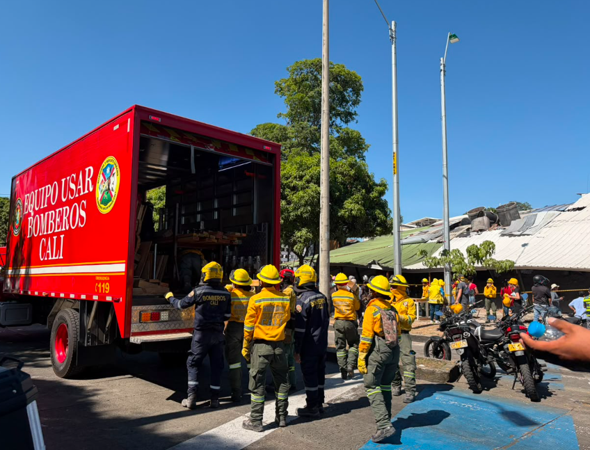 Bomberos y ciudadanos trabajaron en la zona de la Quinta con 44, donde el colapso de una edificación dejó personas atrapadas tras el terremoto que sacudió a Cali.