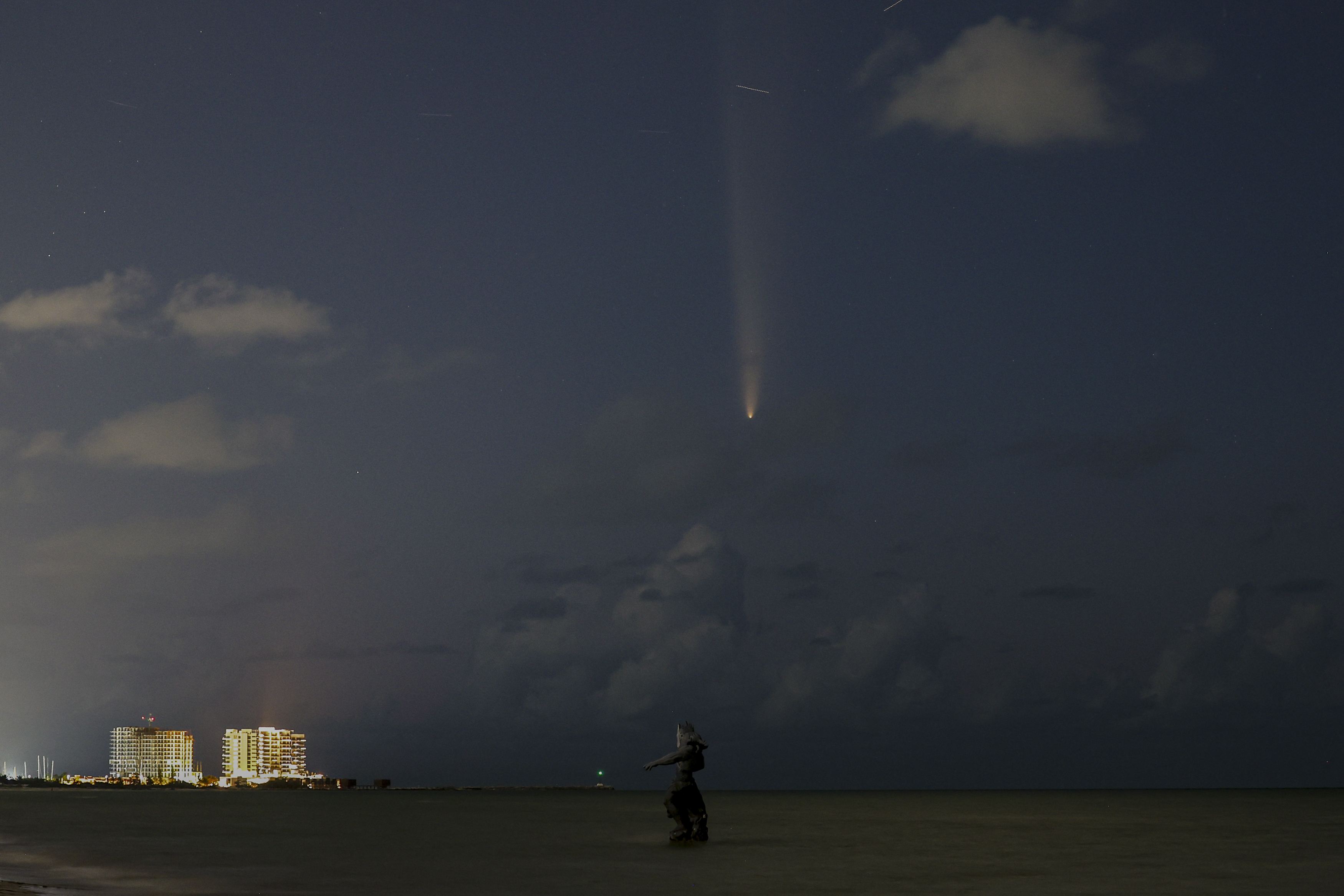 MEX2085. PROGRESO (MÉXICO), 13/10/2024.- Fotografía del cometa C/2023 A3 Tsuchinshan-ATLAS, conocido como el “cometa del siglo”, visible este domingo desde la playa de Progreso, estado de Yucatán (México). El cometa está en su mejor fase de visibilidad a partir del pasado 12 de octubre y no regresará a la tierra hasta dentro de 80 mil años. EFE/Lorenzo Hernández