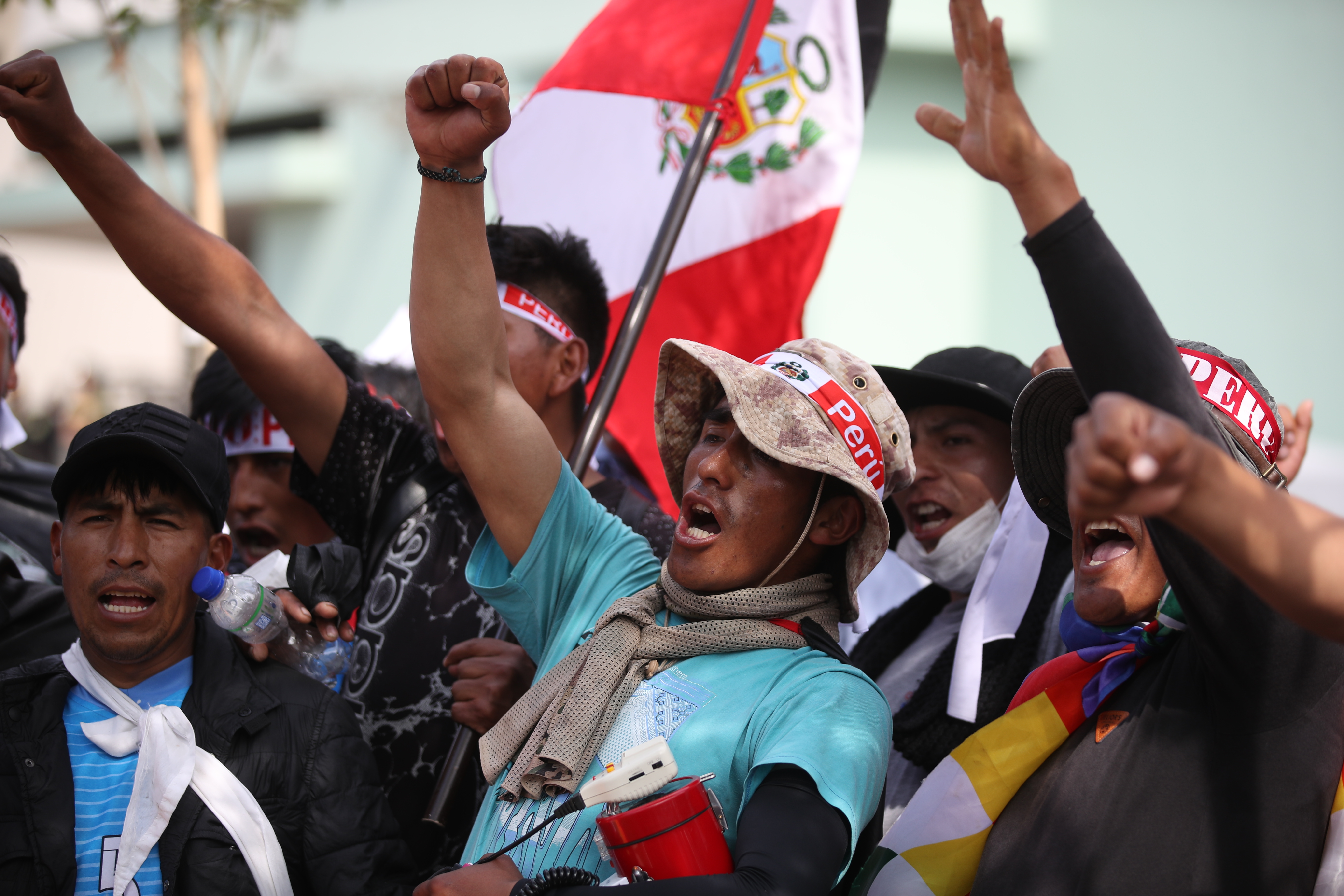 AME7303. LIMA (PERÚ), 19/01/2023.- Manifestantes enfrentan a miembros de la Policía durante la "toma de Lima" hoy, en Lima (Perú). La gran marcha nacional denominada "la toma de Lima" ha activado una serie de acciones de protesta en distintos puntos del país, en donde los manifestantes exigen la renuncia de la presidenta Dina Boluarte y el cierre del Congreso, así como la convocatoria a elecciones generales para este año y a una asamblea constituyente. Las manifestaciones en Perú comenzaron el 7 de diciembre pasado, cuando Boluarte asumió la Presidencia por sucesión constitucional tras el fallido autogolpe de Castillo (2021-2022) y, luego de una tregua navideña, volvieron a cobrar fuerza a partir del 4 de enero, sobre todo en el sur. EFE/ Paolo Aguilar