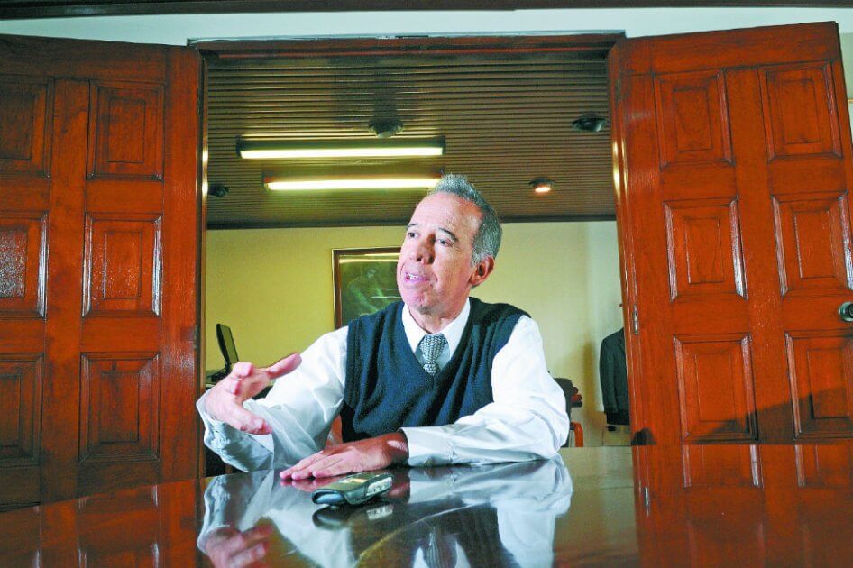 Sergio Clavijo Vergara, durante su etapa como profesor de cátedra en la Facultad de Economía de la Universidad de los Andes.

