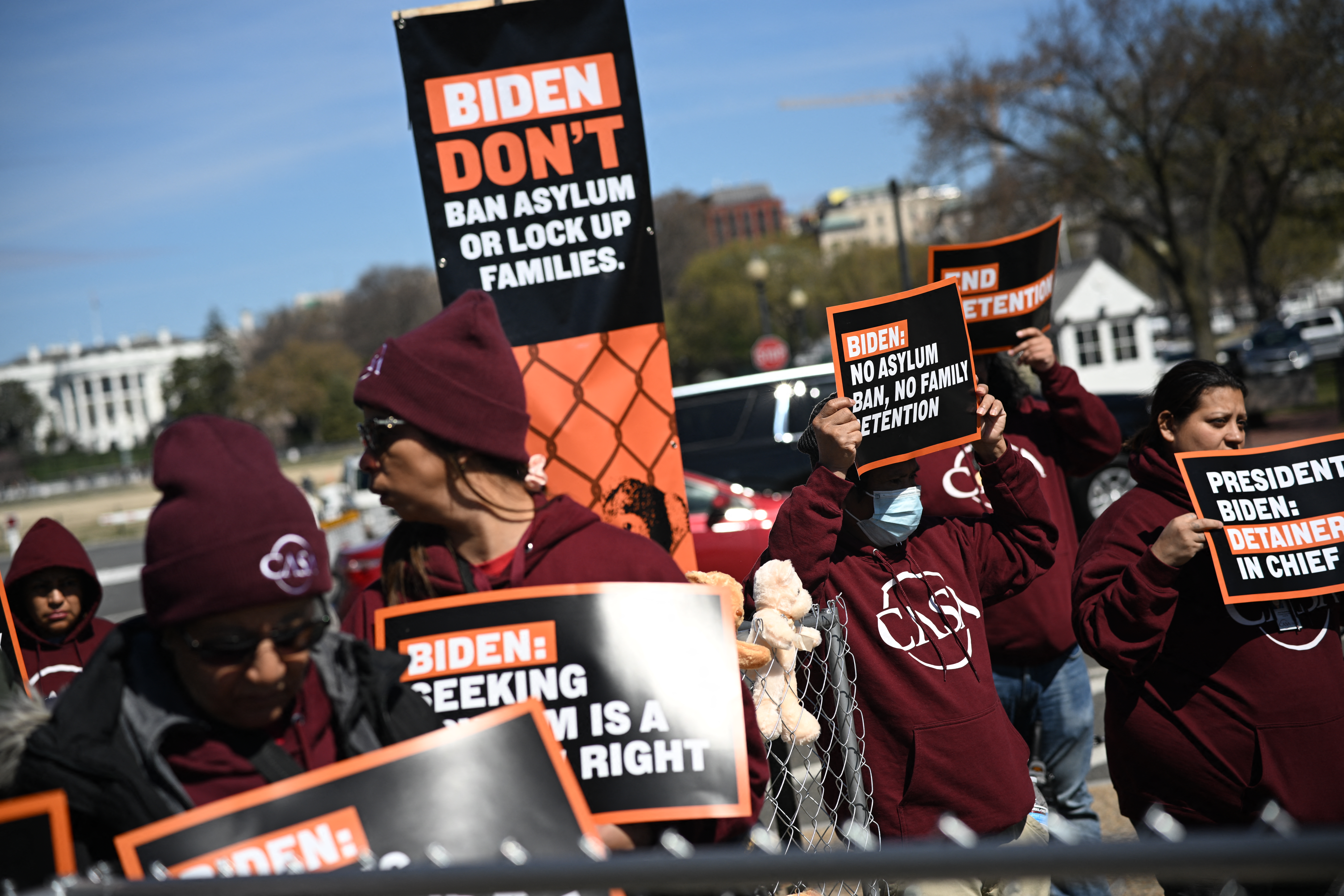 Migrantes en EE. UU., preocupados por posibles medidas restrictivas de Biden