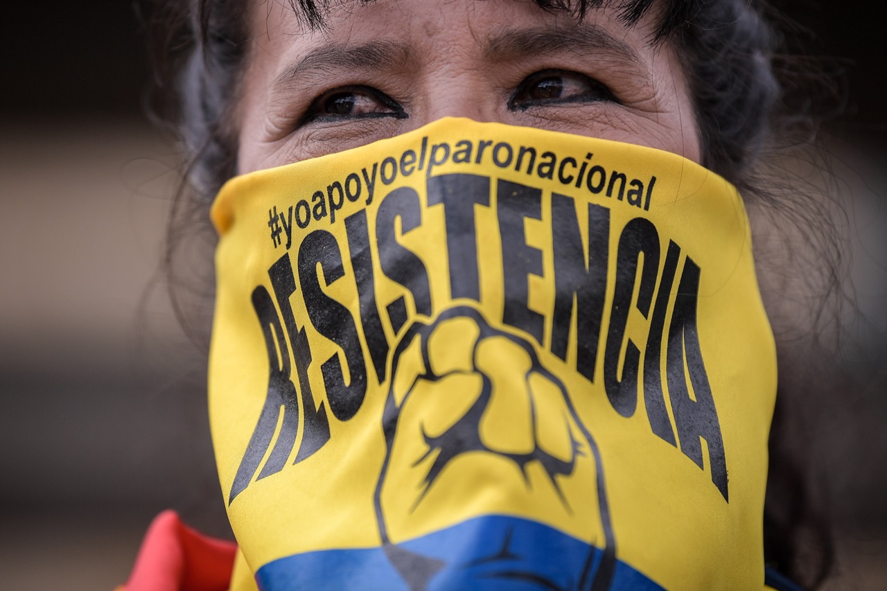 Pese a que en todo el día no hubo intervenciones del Esmad, sobre las 7:00 de la noche el escuadrón intervino en la Plaza de Bolívar debido a que, según el Distrito, había algunos manifestantes intentando quemar polisombras.