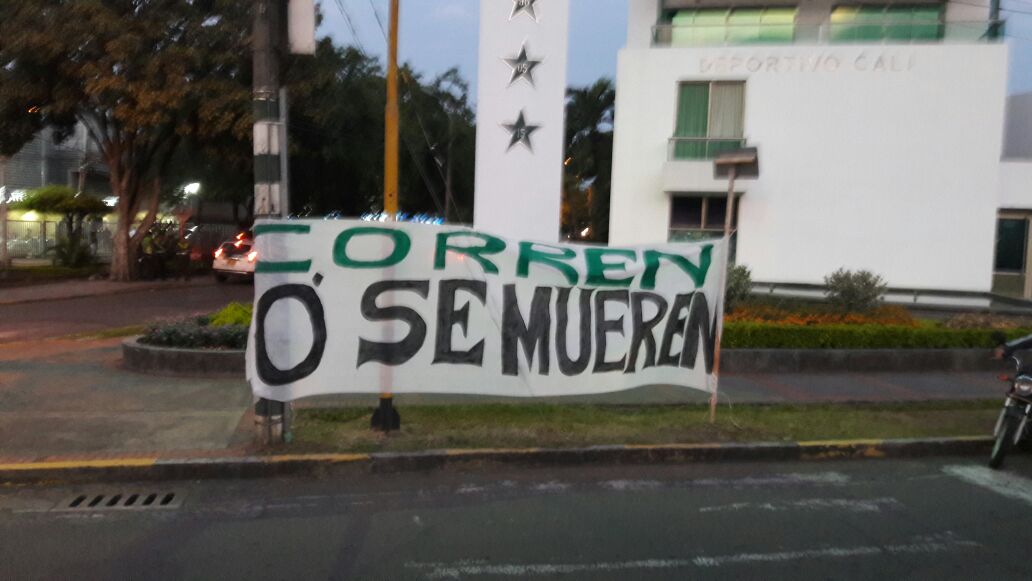 "Corren o se mueren", el mensaje con el que barristas protestaron en la sede del Cali
