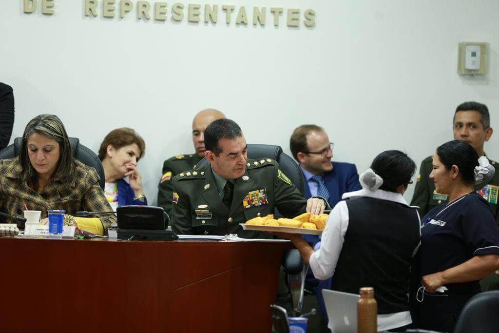 Repartieron empanadas en debate de control político a Código de Policía