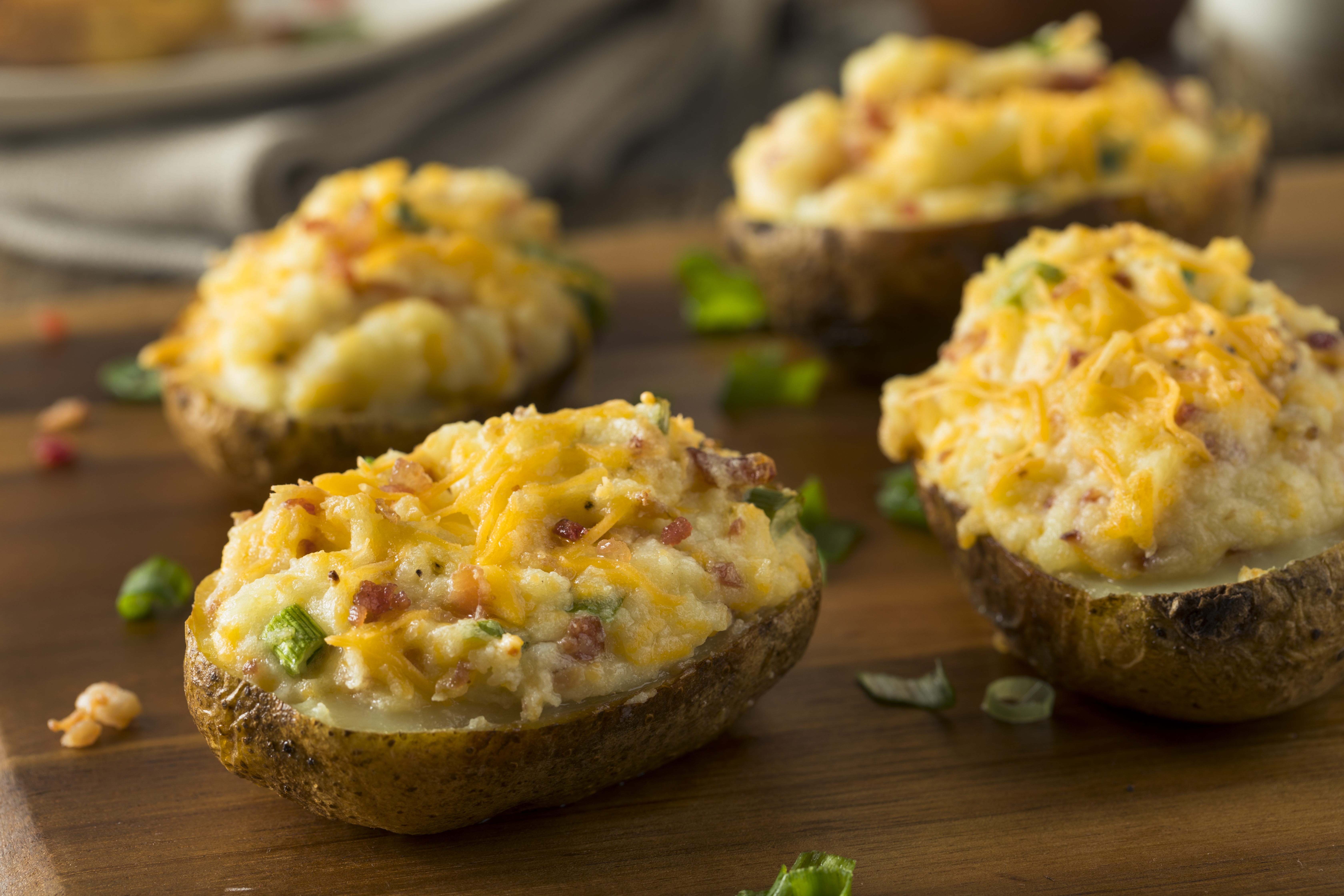 Papa salada rellena de queso y tocineta