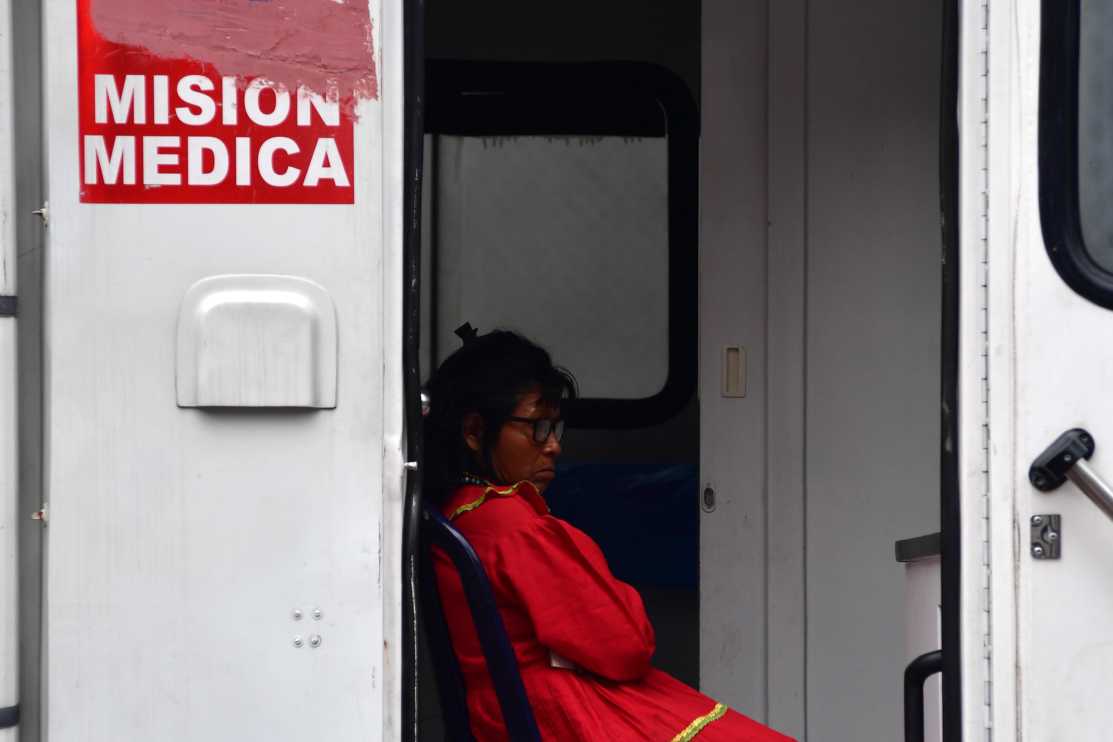 Indígenas asentados con cambuches de plásticos en el Parque Nacional, al que llegaron el 29 de septiembre en  su mayoría son niños, mujeres embarazadas y lactantes.