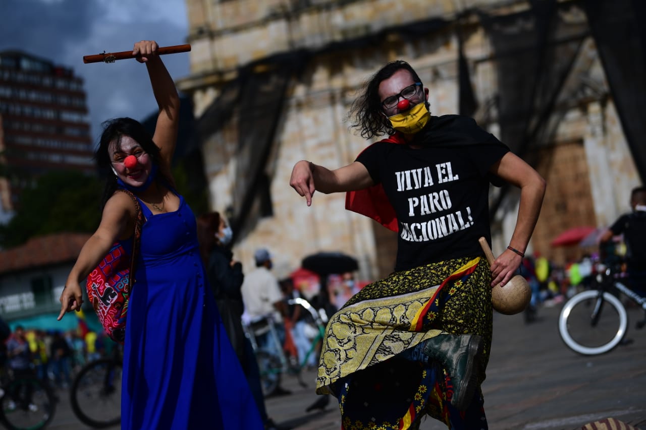 Académicos de la industria de la moda se unen al paro con actividad creativa