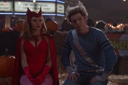 Elizabeth Olsen y Evan Peters en una escena de la serie "WandaVision".