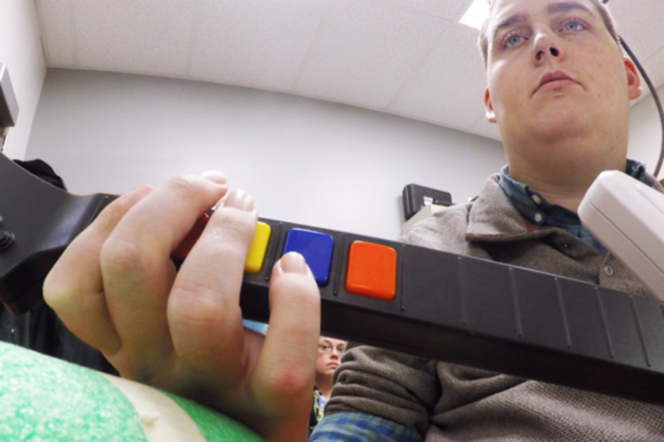 Gracias al dispositivo, Burkhart, de 24 años de edad, pudo agarrar, manipular y soltar objetos. Incluso fue capaz de tocar guitarra por su cuenta. / Foto: Ohio State University -Battelle