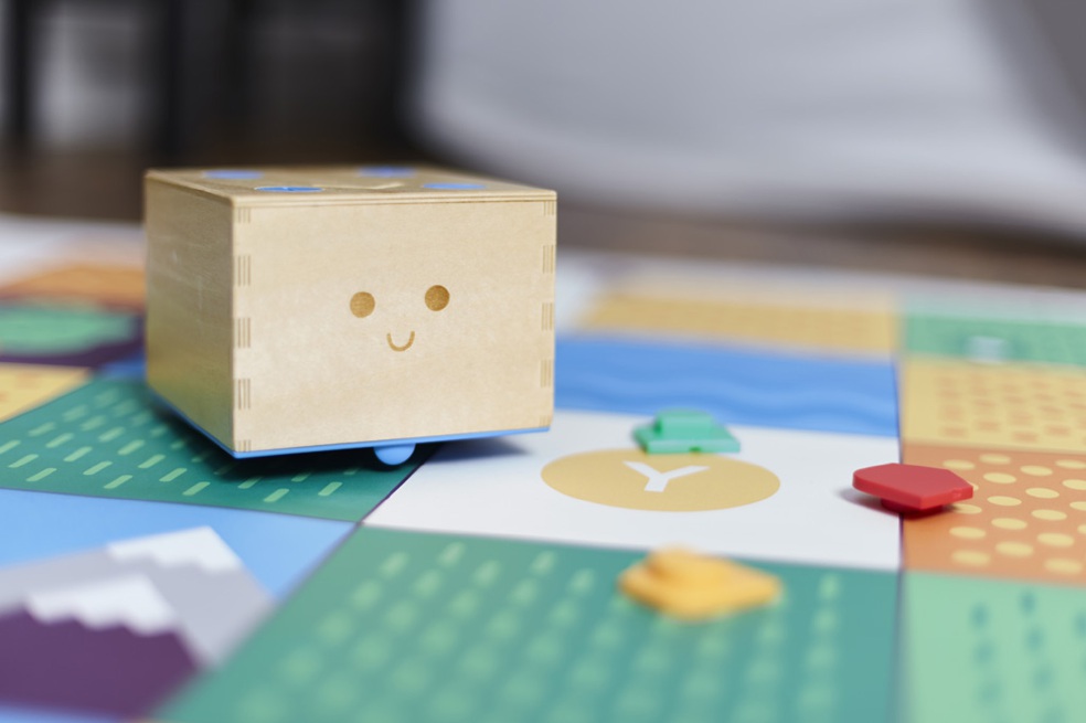 La idea para crear Cubetto nació en 2013. En un principio, el juguete era un carro. El cubo fue diseñado para que no estuviera enfocado sólo en niños, sino que pudiera ser aprovechado también por niñas. / Cortesía: Primo Toys