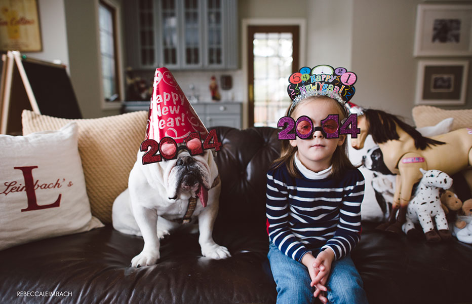 Niña y bulldog construyen una tierna relación de hermanas