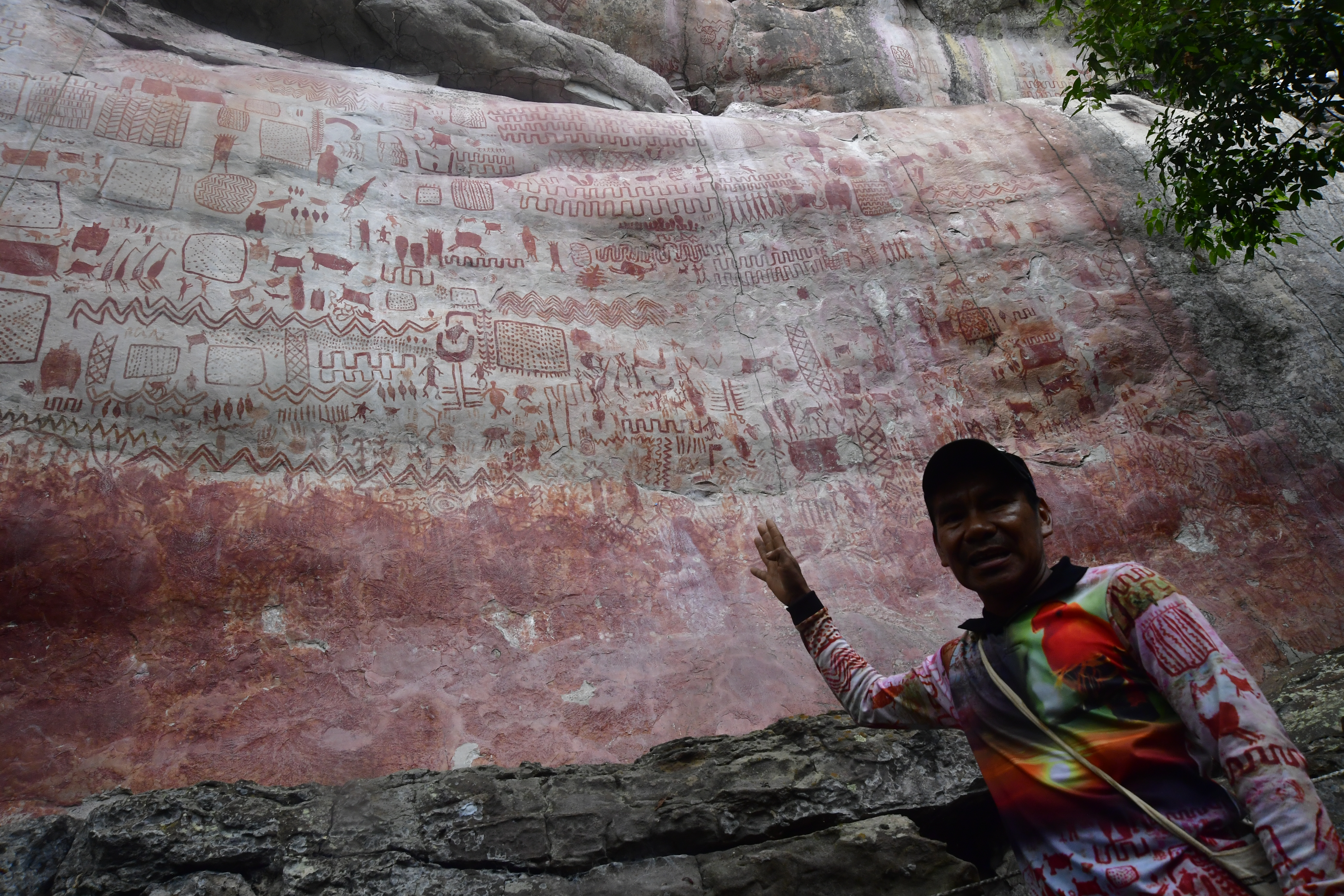 En San José del Guaviare, la visita guiada a Cerro Azul incluyó un recorrido por pinturas rupestres, que datan de aproximadamente 12.000 años de antigüedad y que dan cuenta del lenguaje y las creencias de los pueblos originarios de la Amazonía.