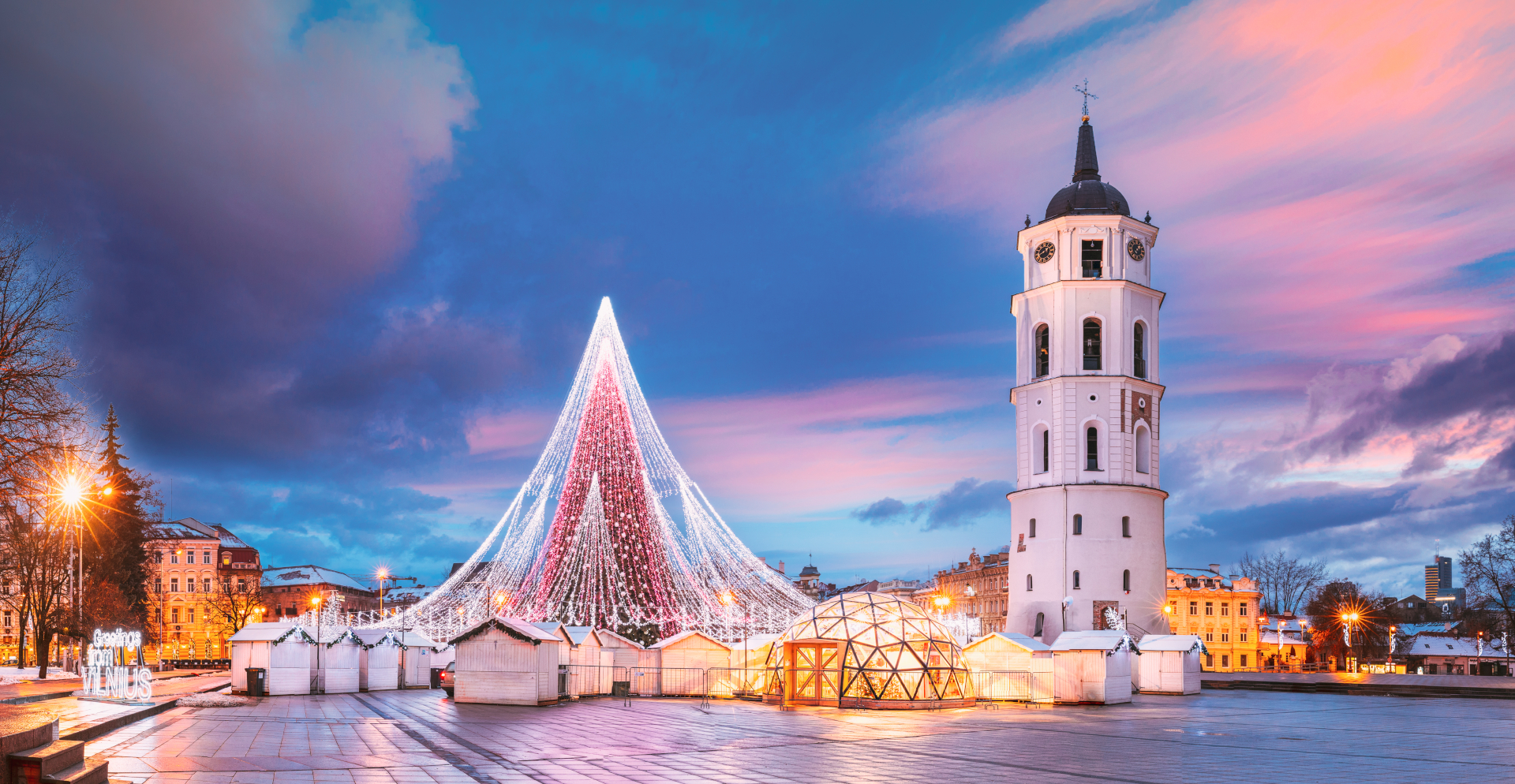Uno de los árboles más bonitos de Europa, y del mundo entero, es el que adorna el centro de la Ciudad Vieja de Vilna. Su estructura metálica con más de veinte metros de altura está hecha con miles de ramas y más de cinco kilómetros de luces. Este árbol de Navidad adorna la plaza principal de la capital lituana, donde los visitantes pueden disfrutar de la maravillosa experiencia de caminar bajo las miles de luces que lo conforman. Además, el ambiente no podía ser mejor, y es que se encuentra rodeado por un tradicional mercado navideño que abarca cerca de 2.500 metros cuadrados.