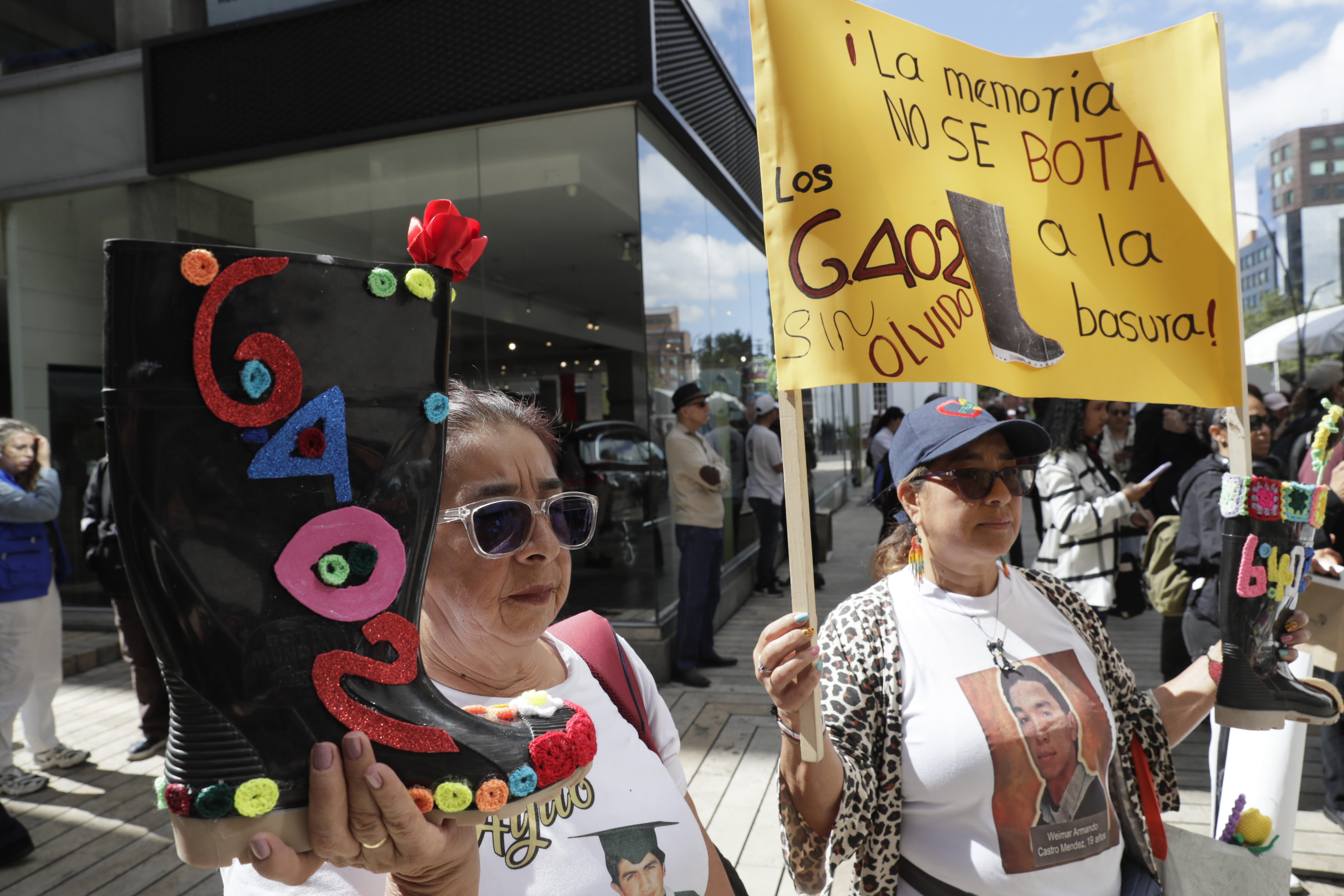 BOG400 BOGOTÁ (COLOMBIA) 18/09/2024.- Mujeres participan en una protesta simbólica contra congresista Miguel Polo Polo, este lunes en Bogotá (Colombia). La Asociación de las Madres Víctimas de los Falsos Positivos (Mafapo) y el senador Iván Cepeda, junto a otros congresistas, presentaron este lunes en la Corte Suprema de Justicia de Colombia una denuncia contra el representante de la Cámara Miguel Polo, por destruir un homenaje artístico a las víctimas de ejecuciones extrajudiciales. EFE/ Carlos Ortega