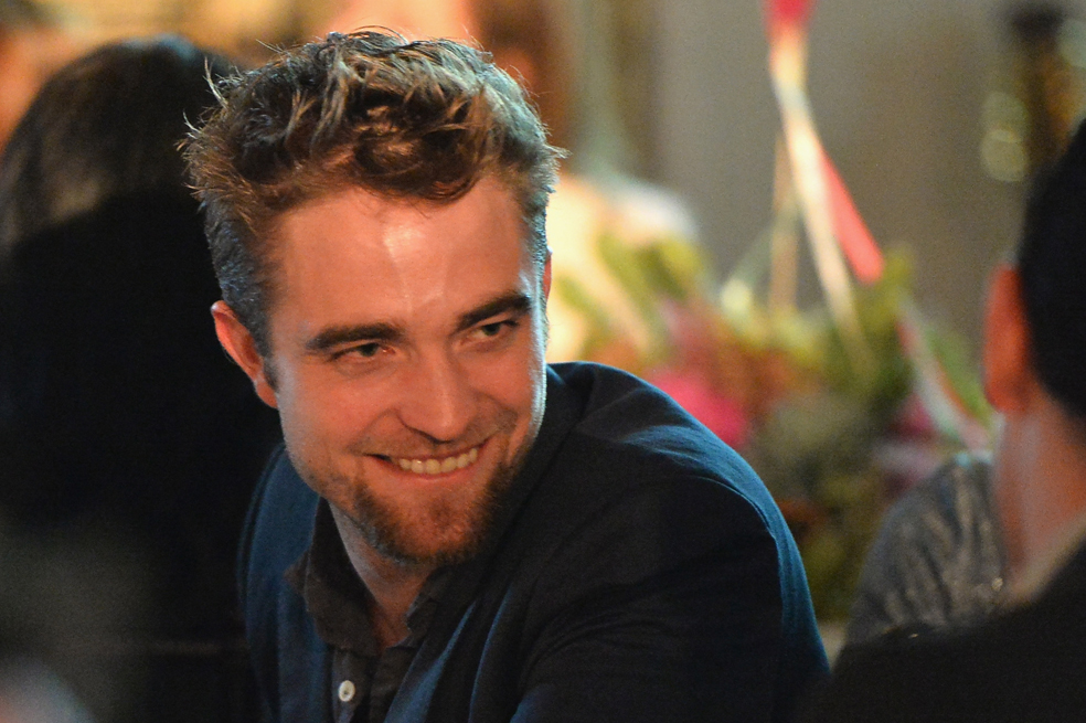 Robert Pattinson, más sonriente que nunca
