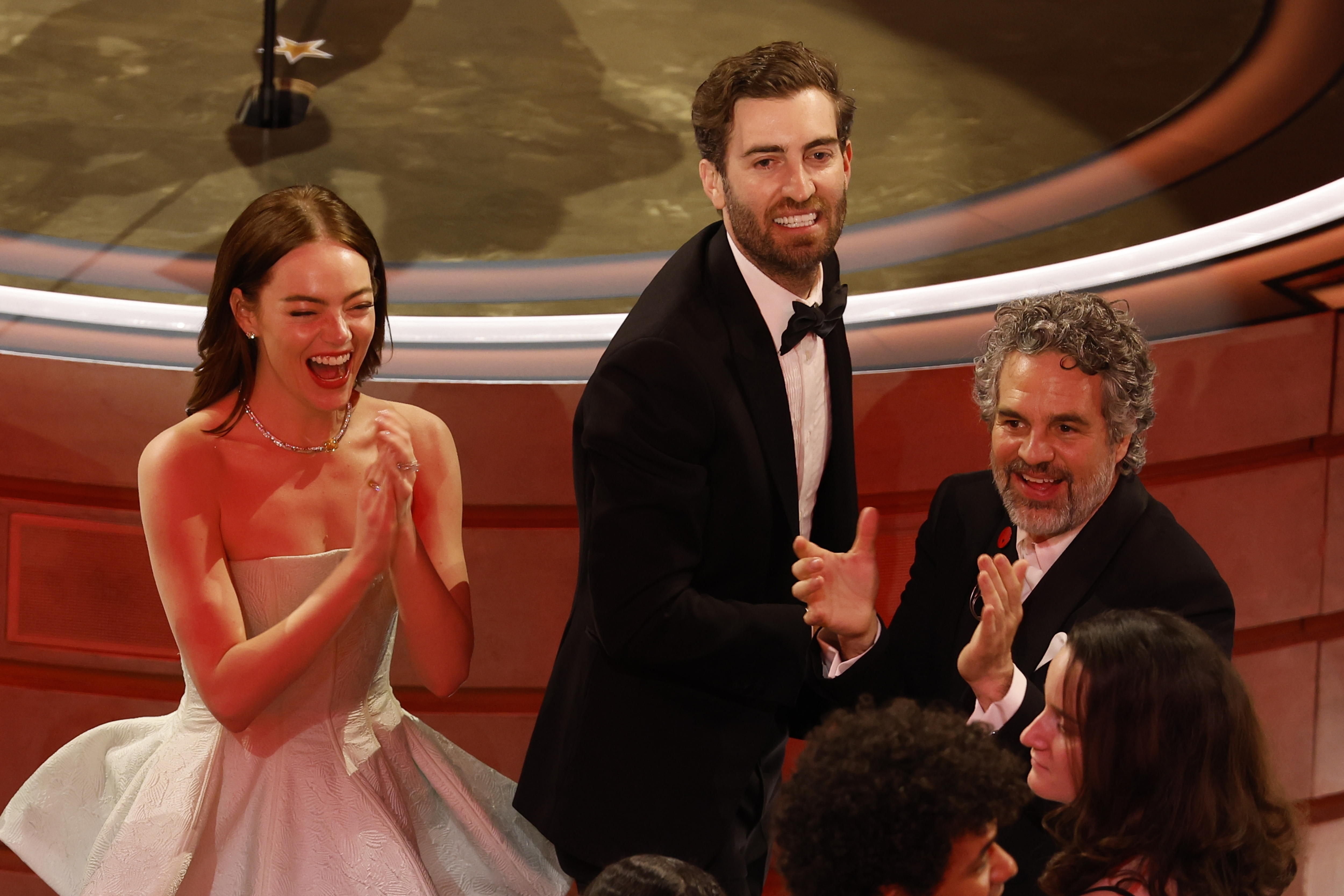 Los Angeles (United States), 10/03/2024.- Emma Stone (L) Dave McCary (C) and Mark Ruffalo (R) react from their seats during the 96th annual Academy Awards ceremony at the Dolby Theatre in the Hollywood neighborhood of Los Angeles, California, USA, 10 March 2024. The Oscars are presented for outstanding individual or collective efforts in filmmaking in 23 categories. EFE/EPA/CAROLINE BREHMAN