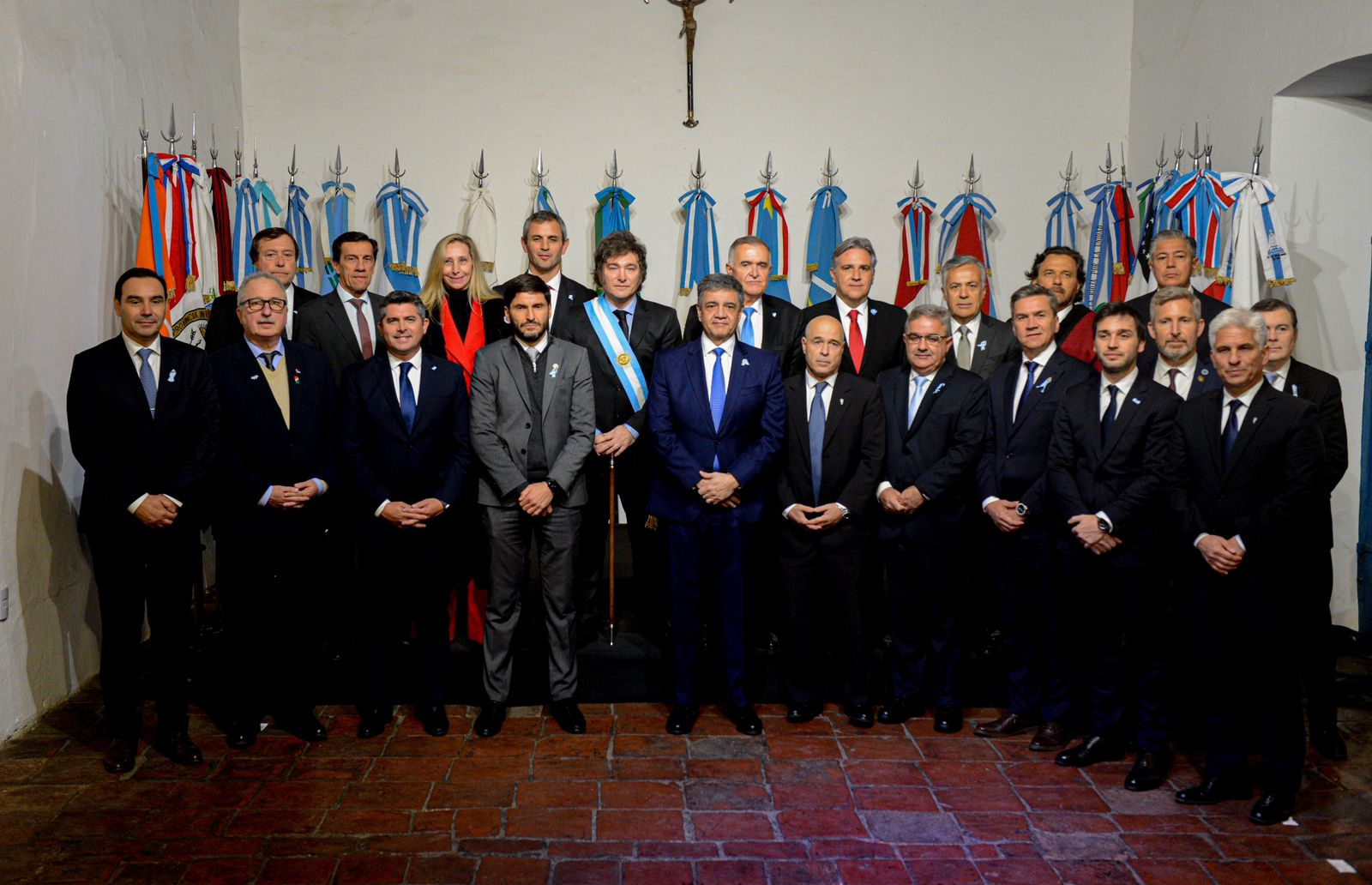 AME471. TUCUMÁN (ARGENTINA), 08/07/2024.- Fotografía cedida por la Presidencia de Argentina del mandatario, Javier Milei (c), mientras posa junto al gabinete ministerial durante un acto en Tucumán (Argentina). Milei y 18 de los 24 gobernadores provinciales firmaron este martes el Pacto de Mayo, una iniciativa promovida por el mandatario desde marzo pasado y que hoy calificó de "un punto de inflexión" frente al "abismo" que urge al país a un "cambio". EFE/ Presidencia De Argentina / SOLO USO EDITORIAL/ SOLO DISPONIBLE PARA ILUSTRAR LA NOTICIA QUE ACOMPAÑA (CRÉDITO OBLIGATORIO)