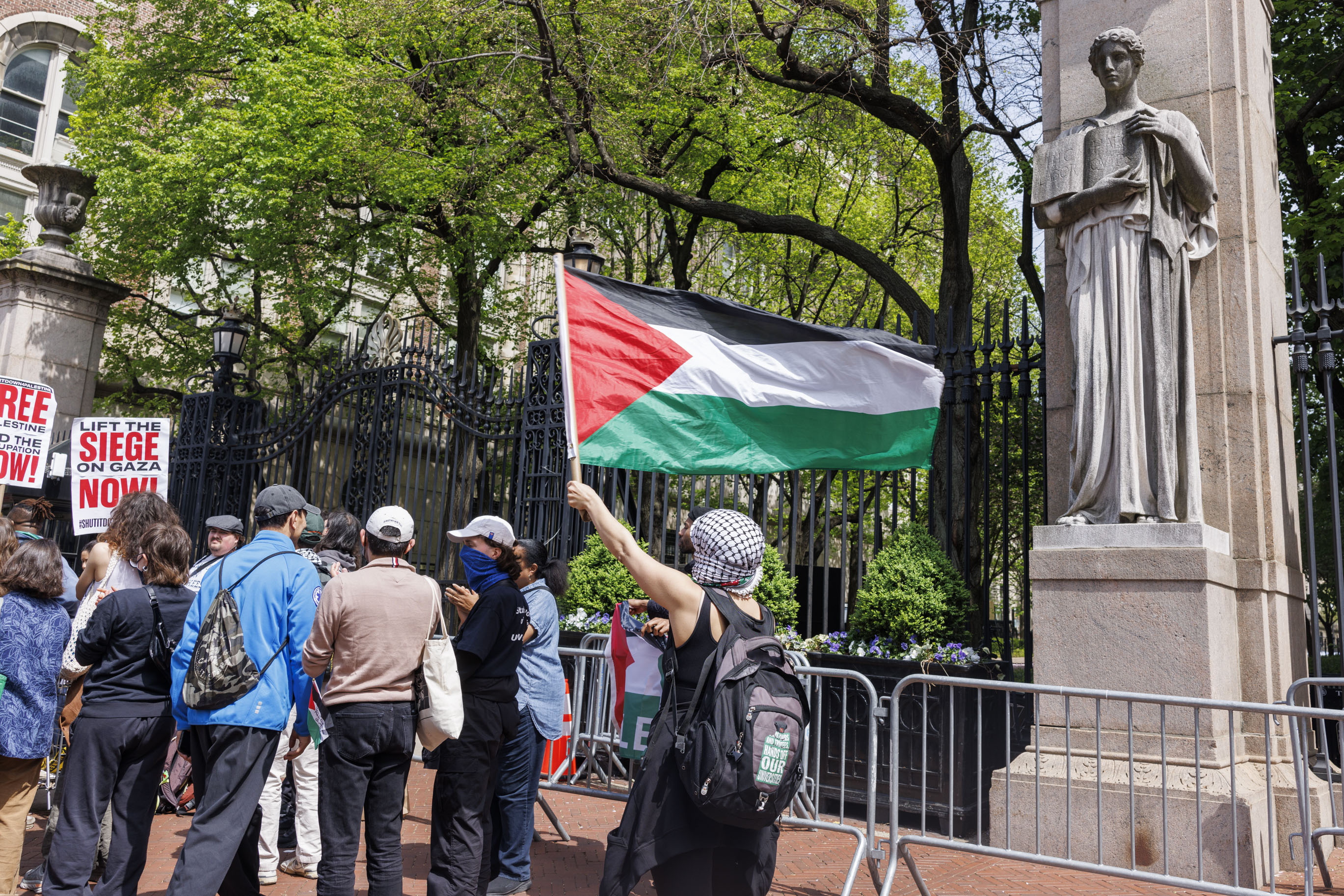 Por “antisemitismo”: Trump corta millonarios fondos a Universidad de Columbia