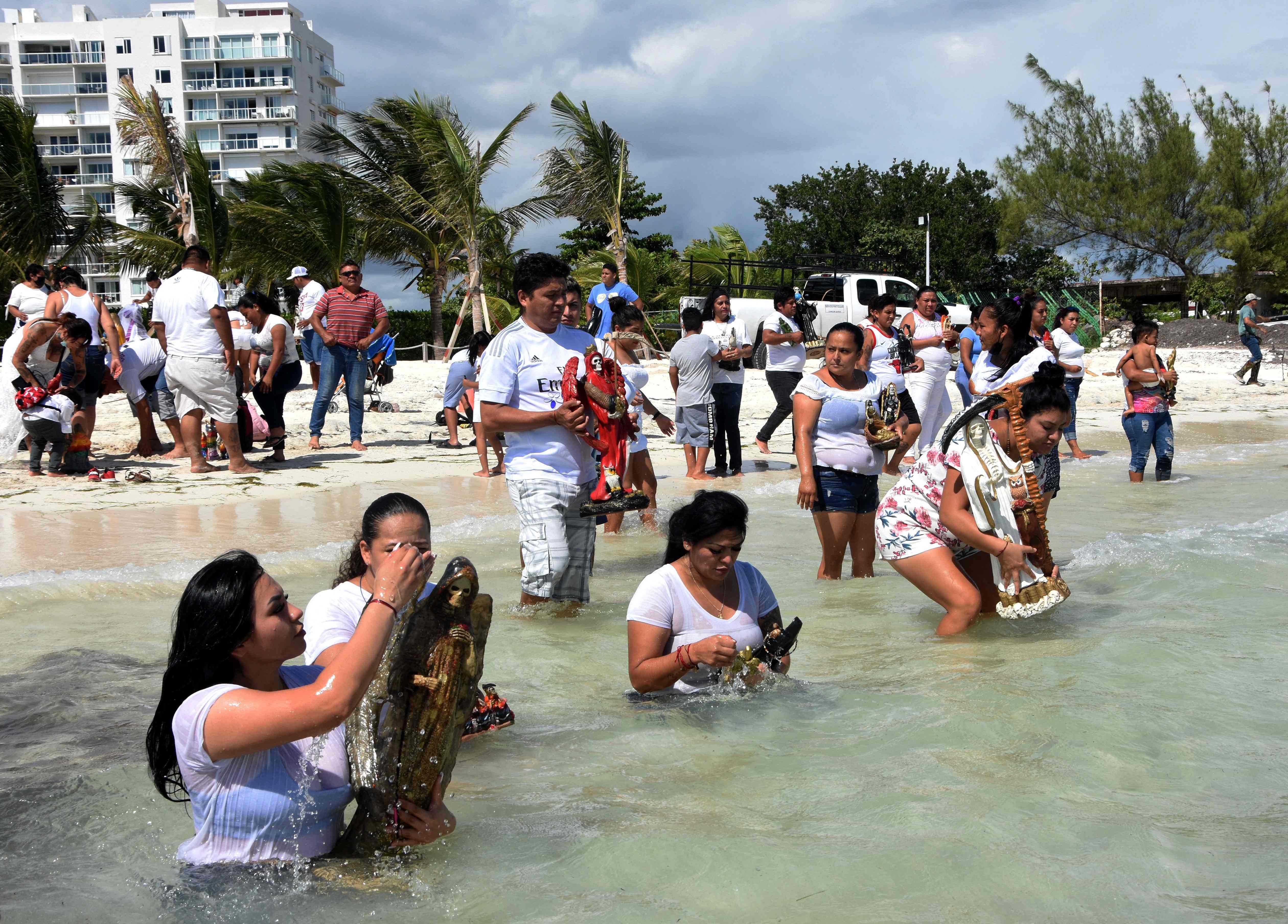 En la playa de Puerto Juárez, en Cancún (México), los devotos se metieron al mar, en medio de la celebración por el Día de los Muertos.
